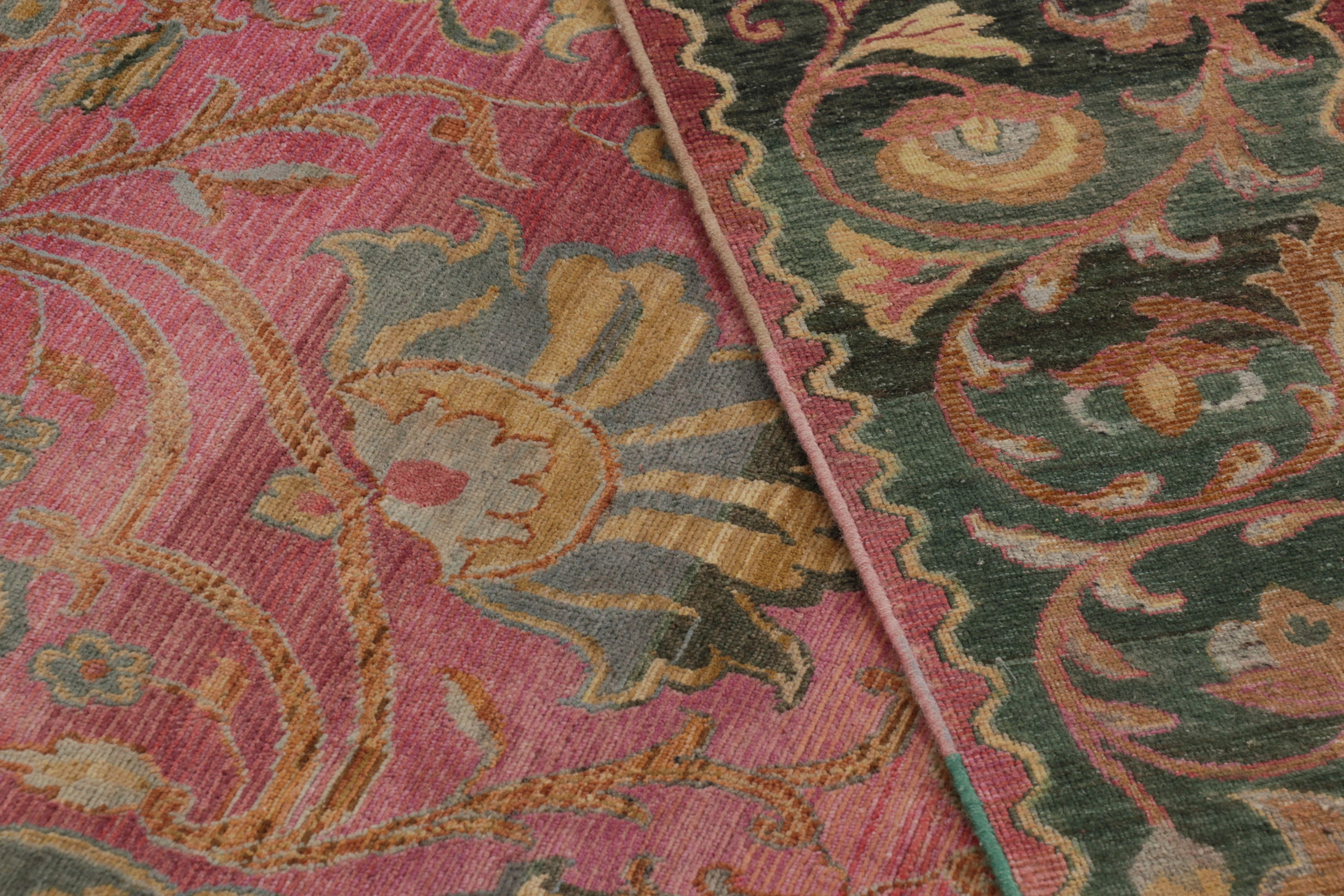 Lana Rug & Kilim è un tappeto moderno con un morbido motivo floreale rosa e verde. in vendita