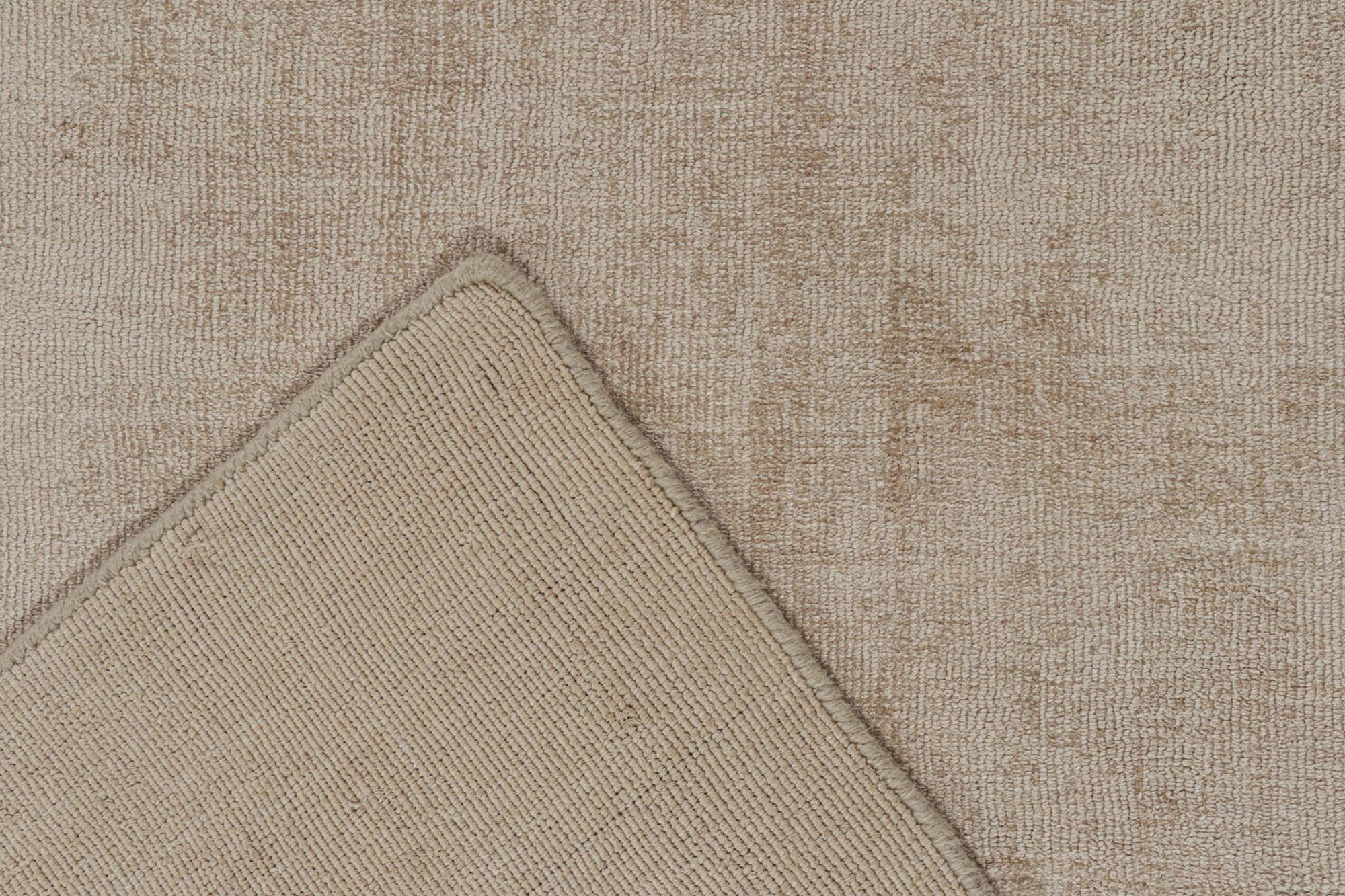 Moderner Teppich von Rug & Kilim in massivem Beige (Seide) im Angebot