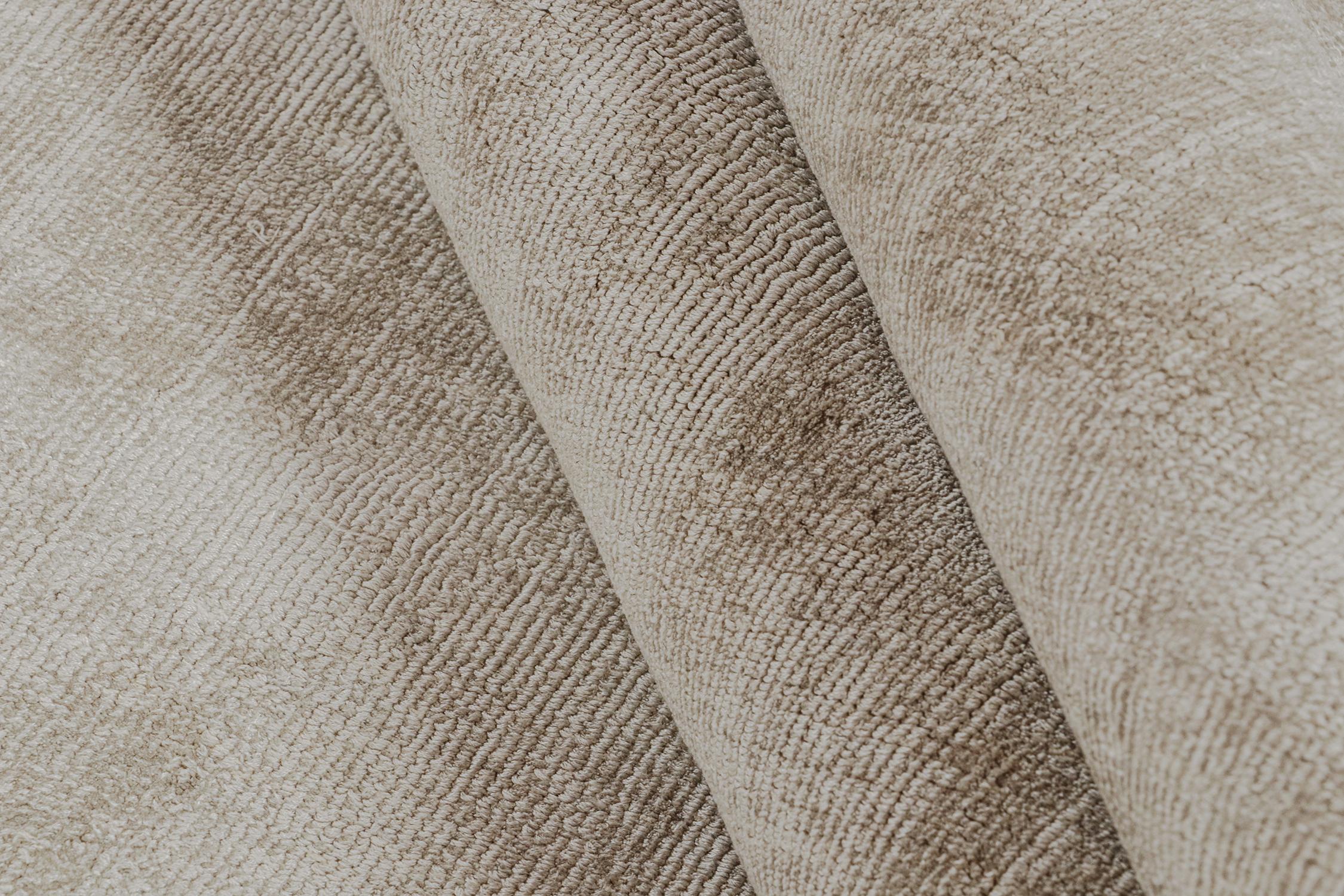 Moderner Teppich von Rug & Kilim in massivem Beige