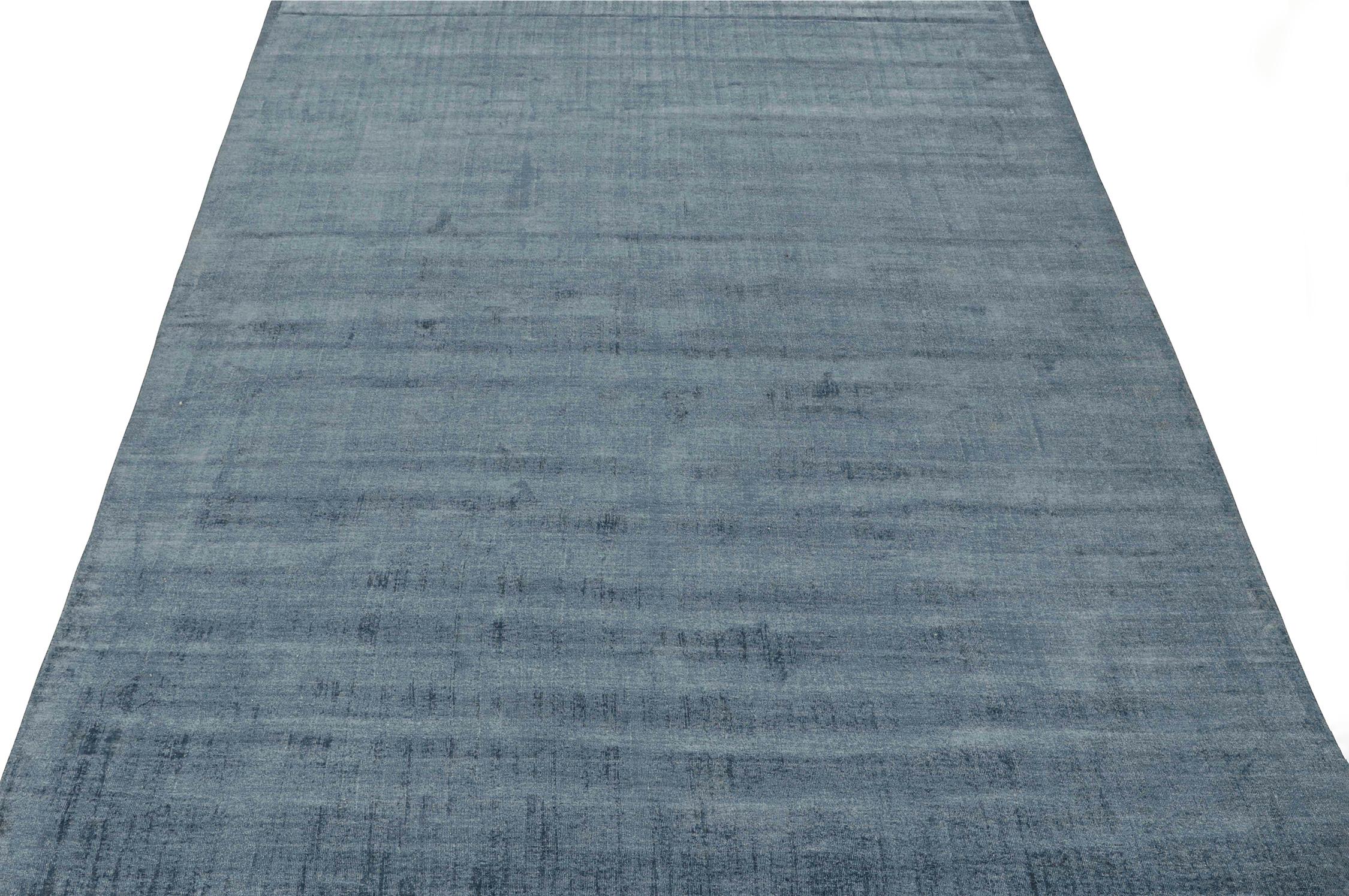 Moderne Tapis Modernity de Rug & Kilim en bleu uni à rayures ton sur ton en vente