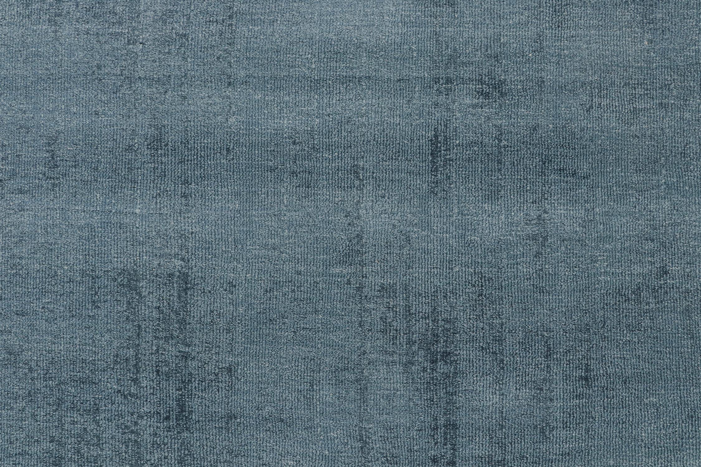 Indiano Rug & Kilim è un tappeto moderno con striature blu tinta unita. in vendita