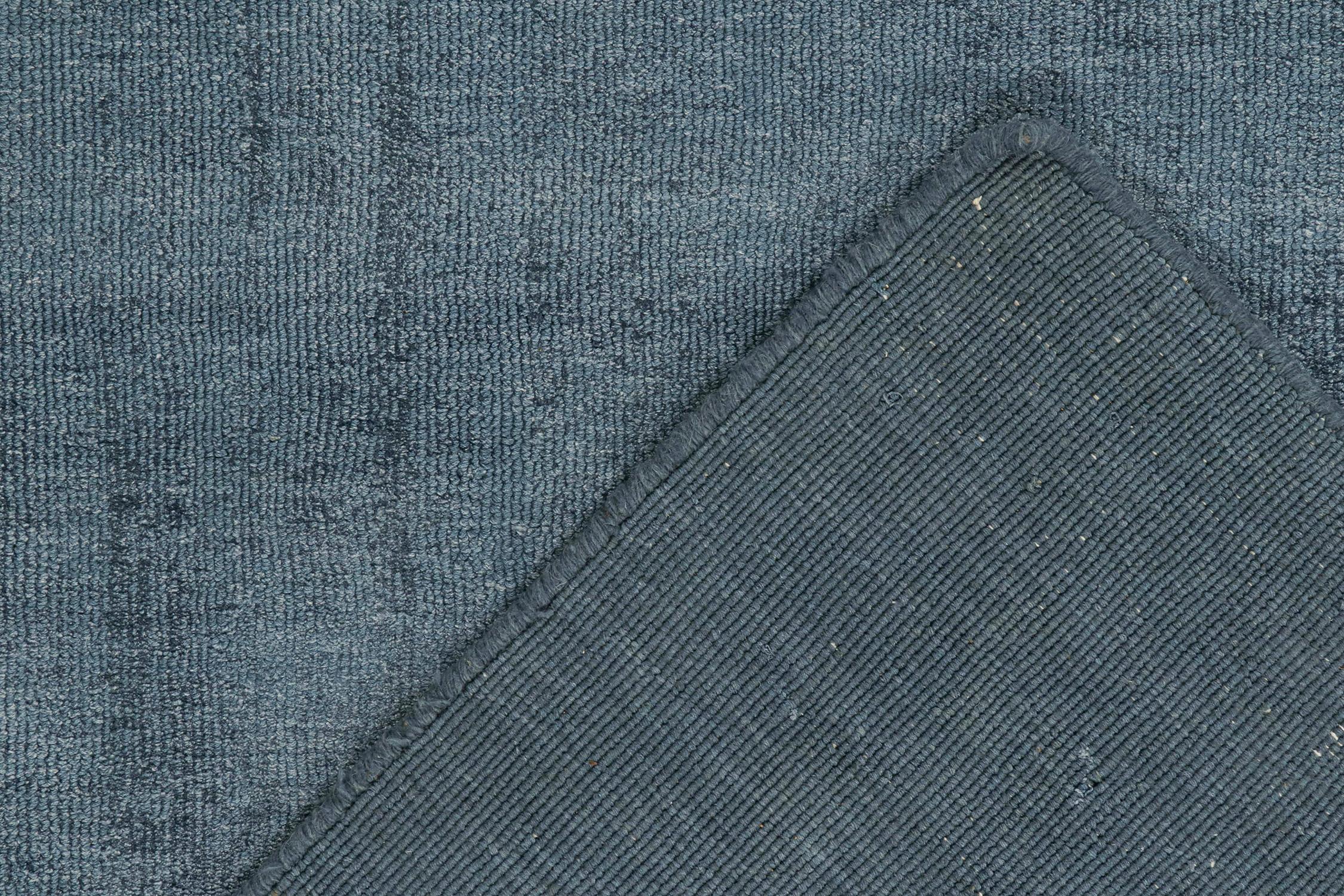 XXIe siècle et contemporain Tapis Modernity de Rug & Kilim en bleu uni à rayures ton sur ton en vente