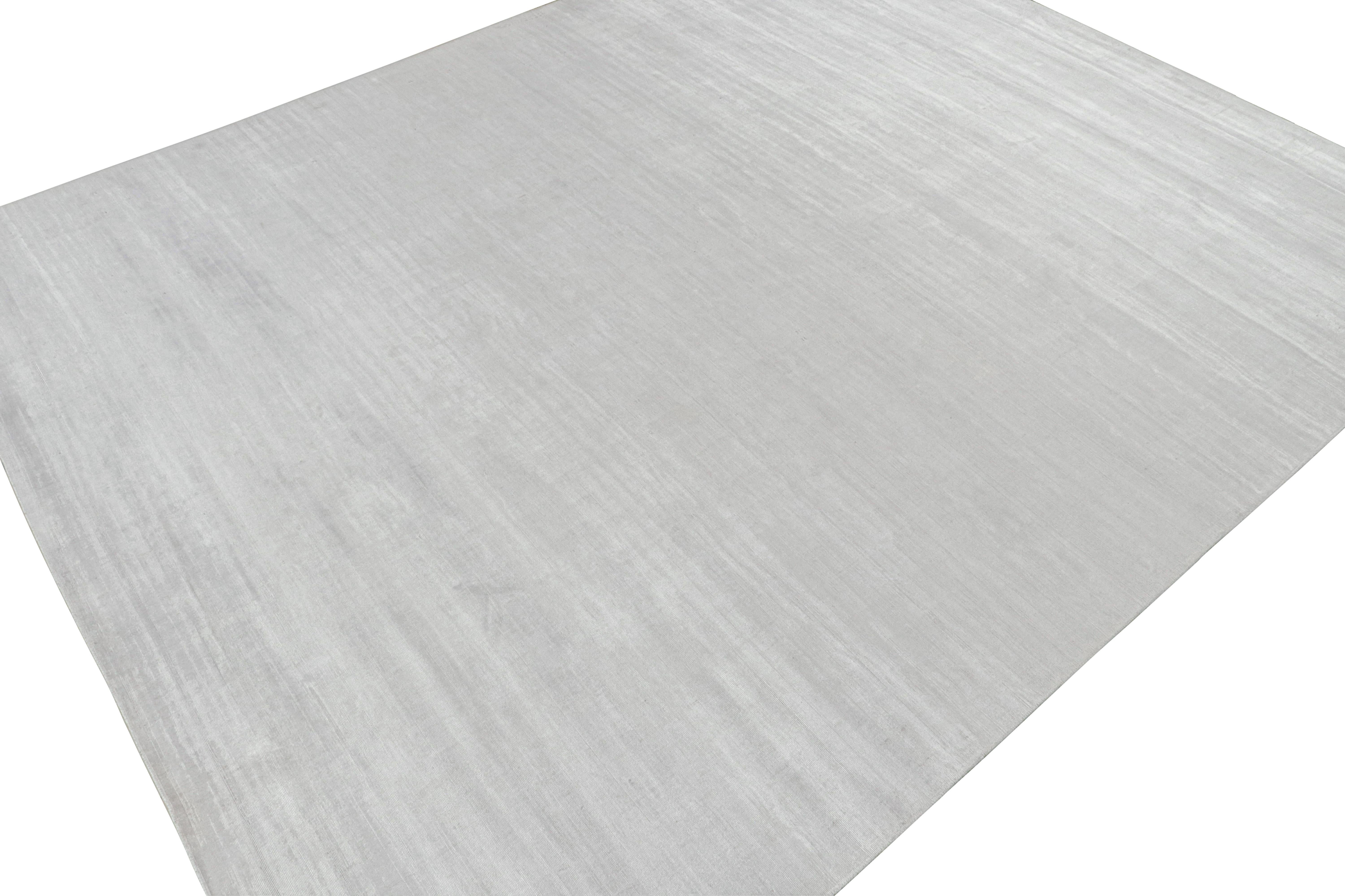 Moderne Tapis moderne de Rug & Kilim en gris uni et rayures blanc cassé en vente