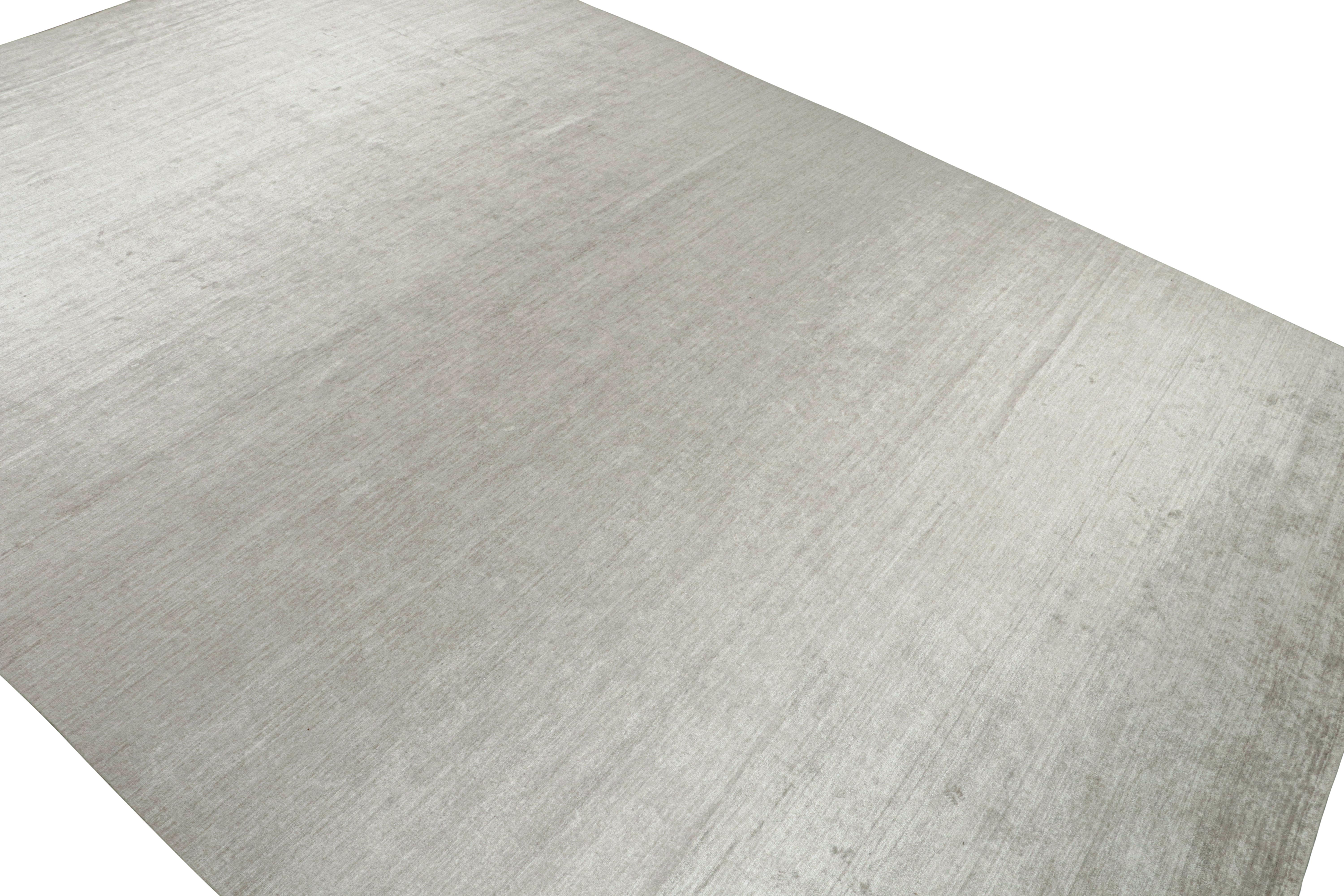 Indien Tapis moderne de Rug & Kilim en gris uni et rayures blanc cassé en vente