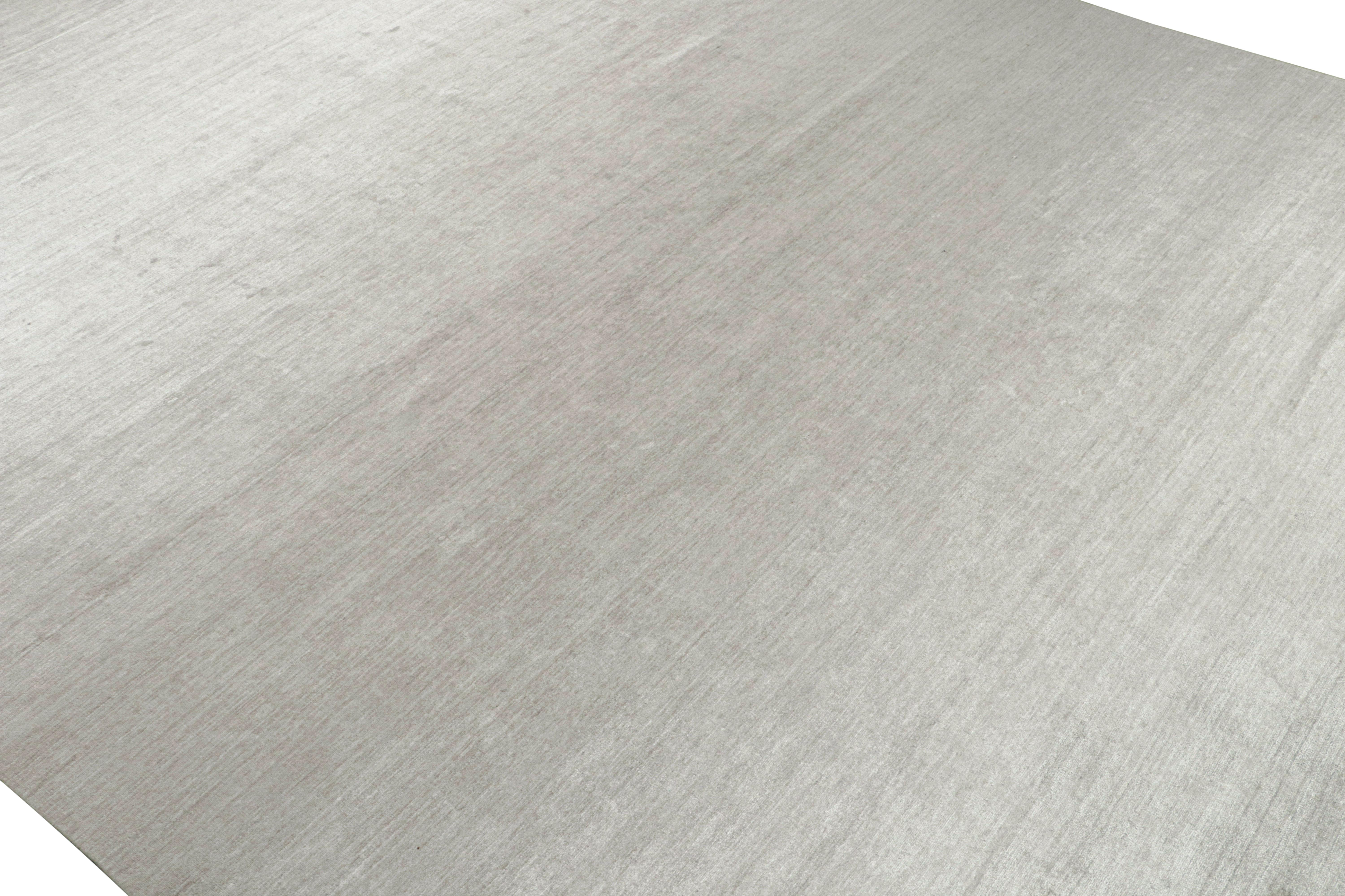 Alfombra moderna de Rug & Kilim en gris sólido y rayas blanco roto Moderno en venta