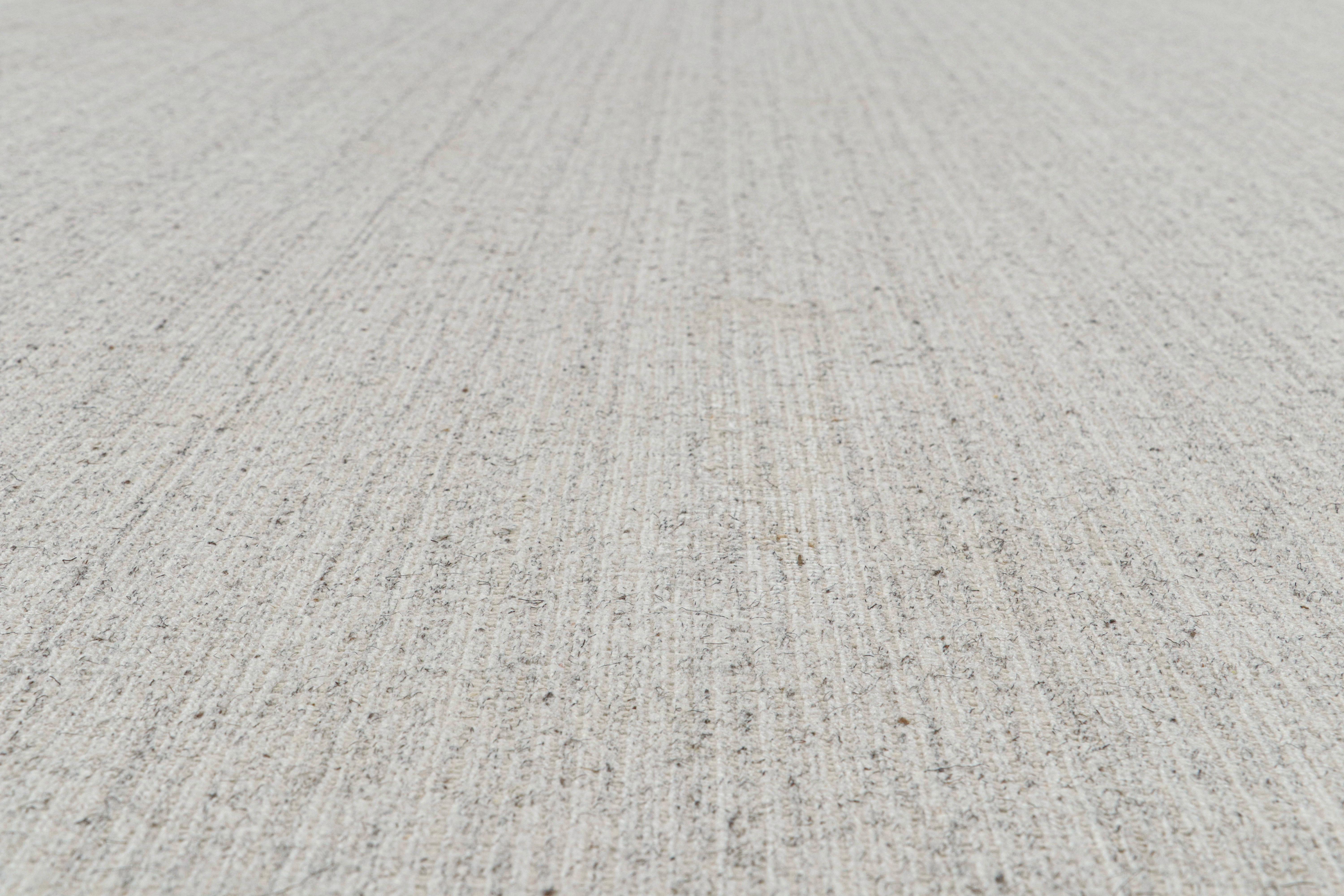 Alfombra moderna de Rug & Kilim en gris sólido y rayas blanco roto Indio en venta