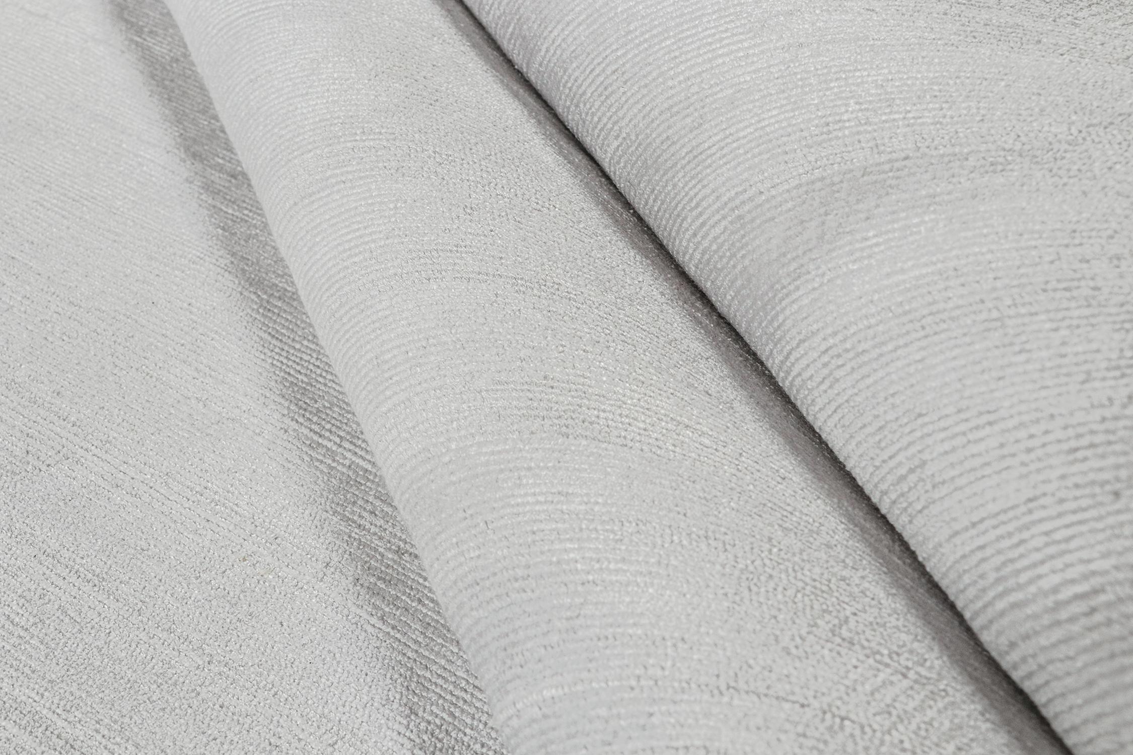 Noué à la main Tapis moderne de Rug & Kilim en gris uni et rayures blanc cassé en vente