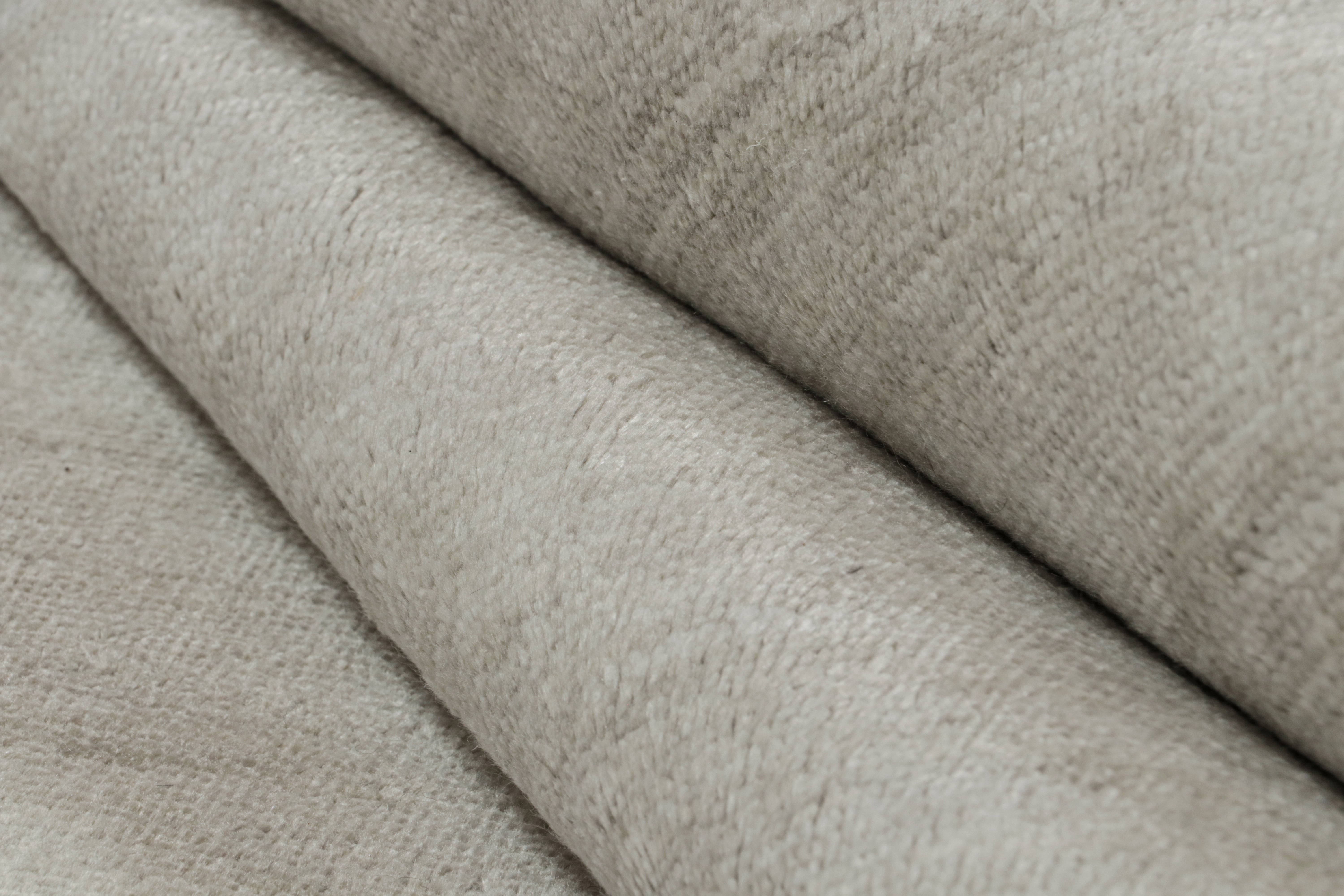 Rug & Kilim è un tappeto moderno a strisce in tinta unita grigio e bianco sporco.