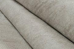Rug & Kilim è un tappeto moderno a strisce in tinta unita grigio e bianco sporco.