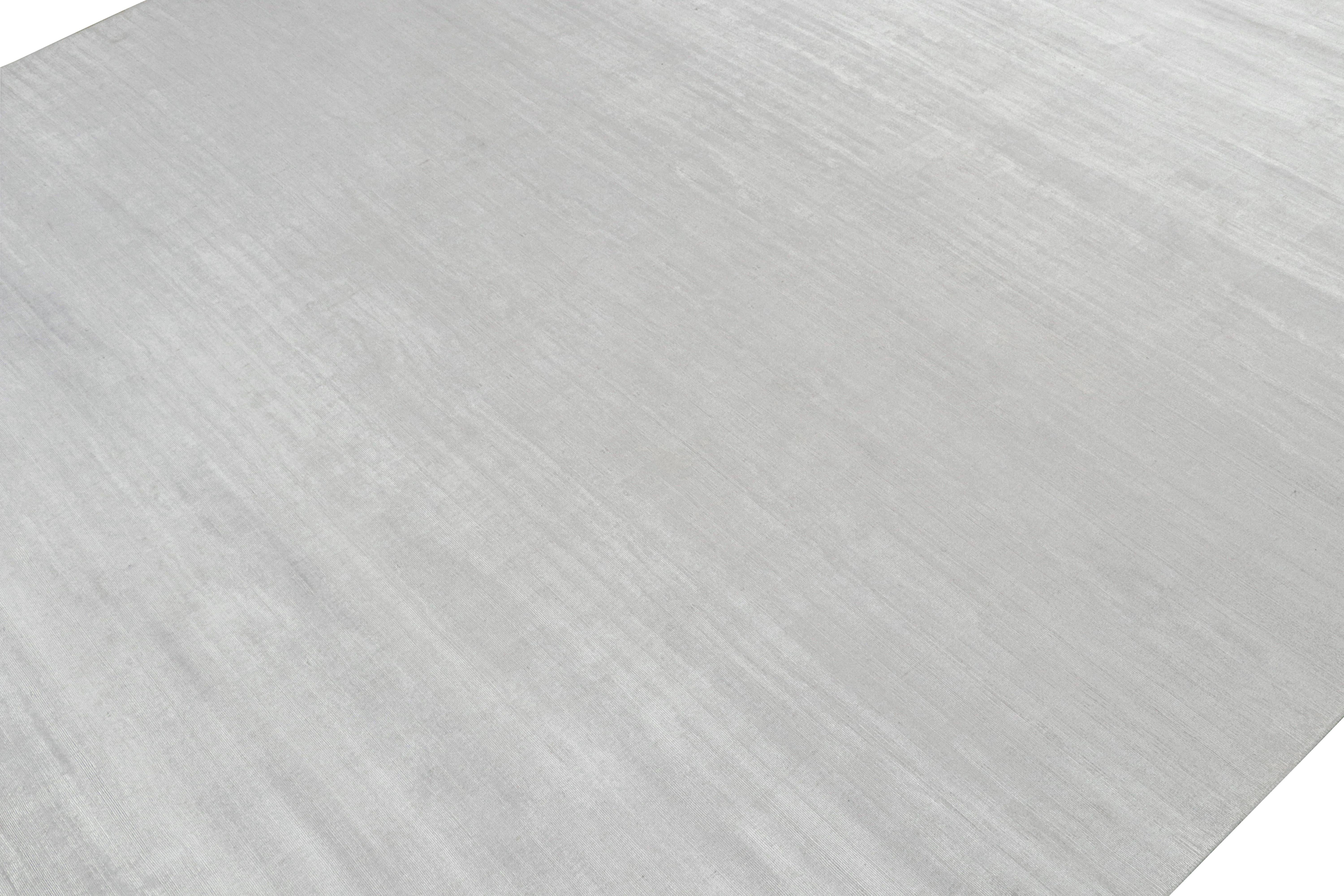 Indien Rug & Kilim's Modern Rug in Solid Grey and Off-White Striae (tapis moderne avec des rayures en gris uni et en blanc cassé) en vente