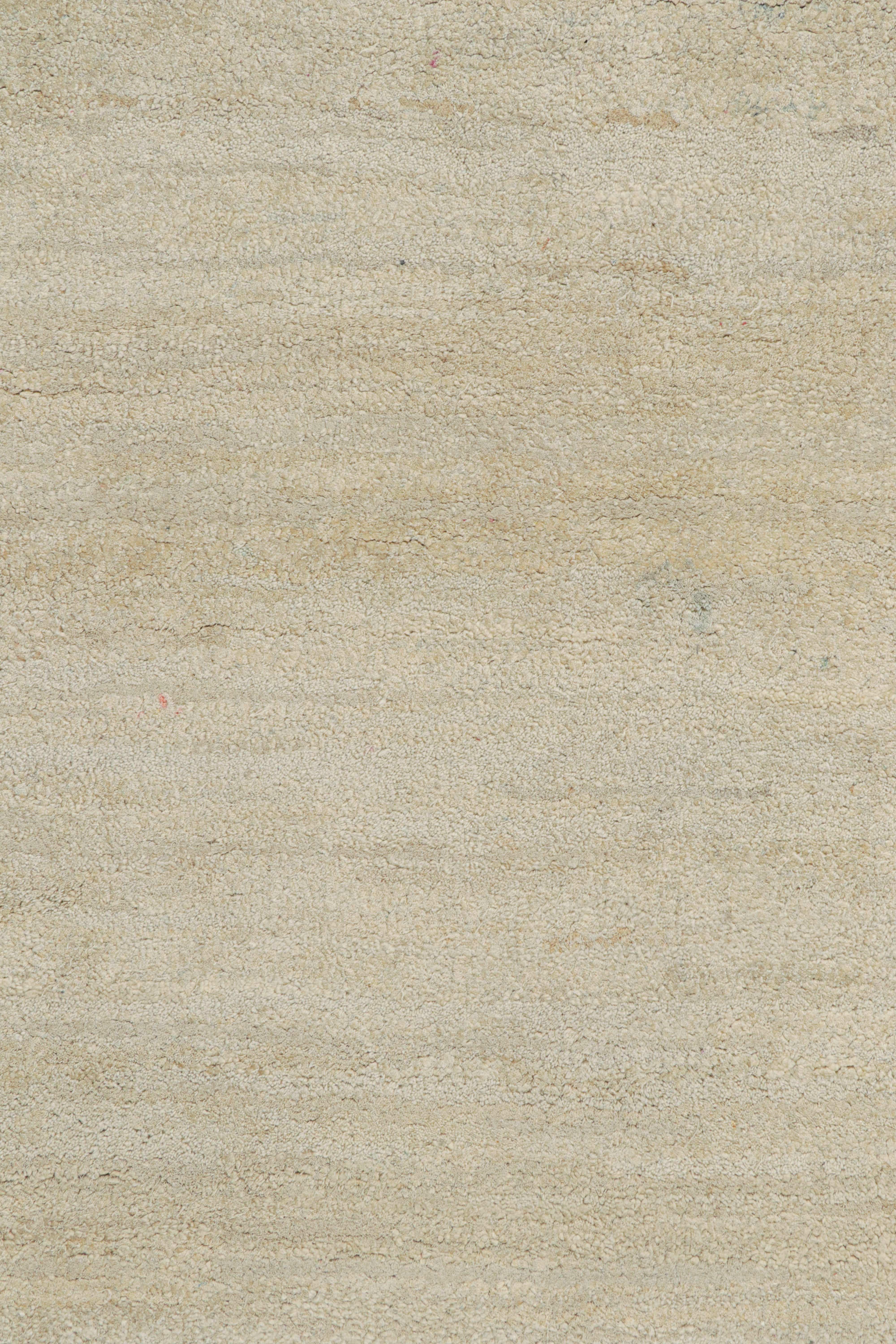 Annodato a mano Rug & Kilim è un tappeto moderno in tinta unita avorio con striature tono su tono. in vendita