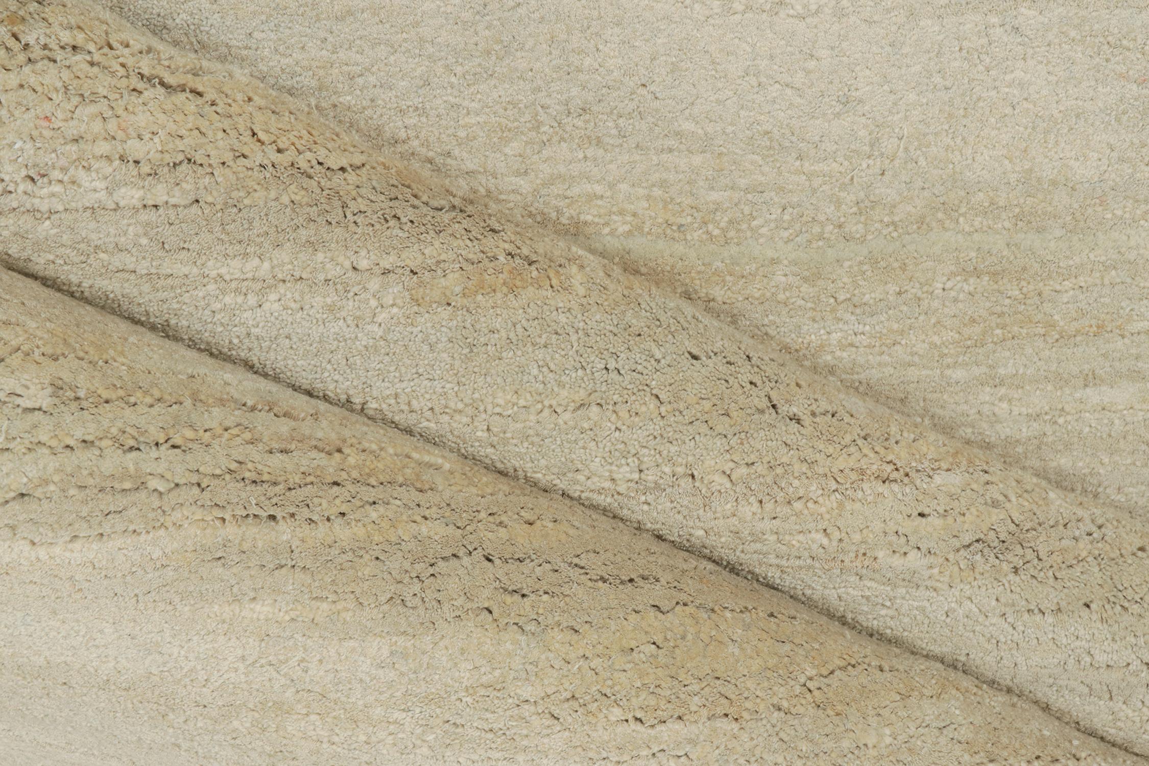 Rug & Kilim's Modern Rug in Solid Ivory Tone-on-tone Striae (Tapis moderne à rayures ivoire) Neuf - En vente à Long Island City, NY
