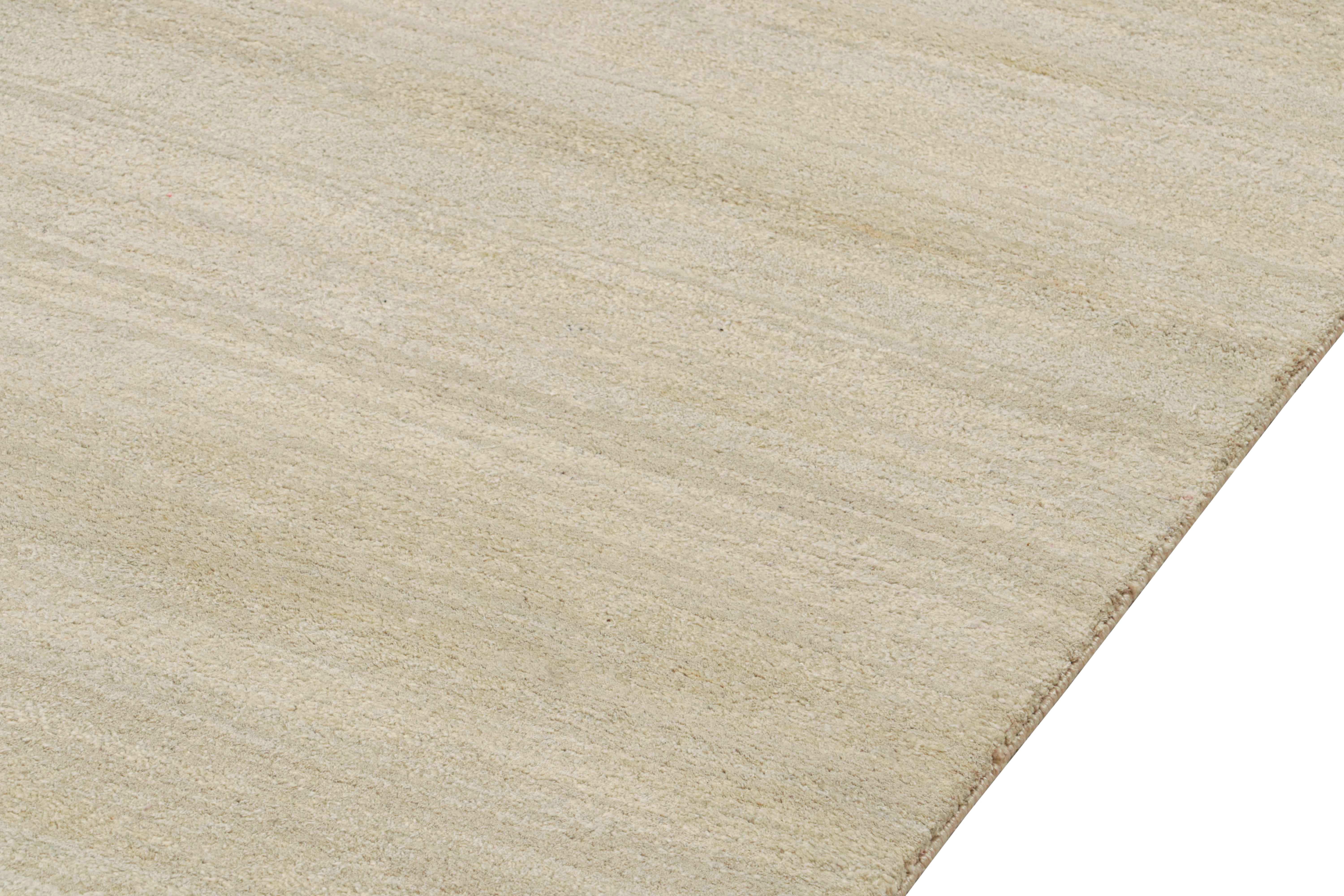 Soie Rug & Kilim's Modern Rug in Solid Ivory Tone-on-tone Striae (Tapis moderne à rayures ivoire) en vente