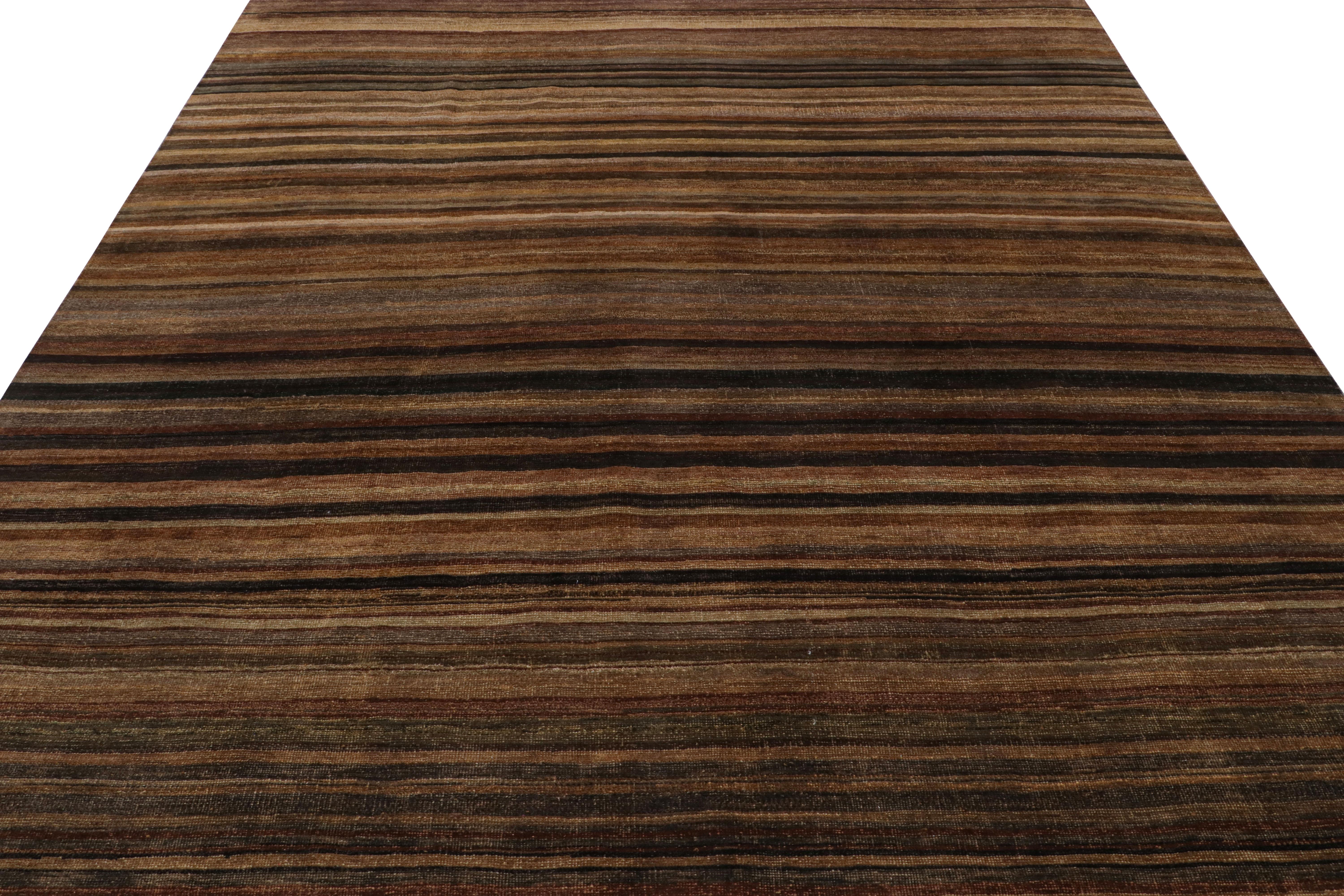 Rug & Kilim's Moderner Teppich in soliden polychromen Tönen im Zustand „Neu“ im Angebot in Long Island City, NY