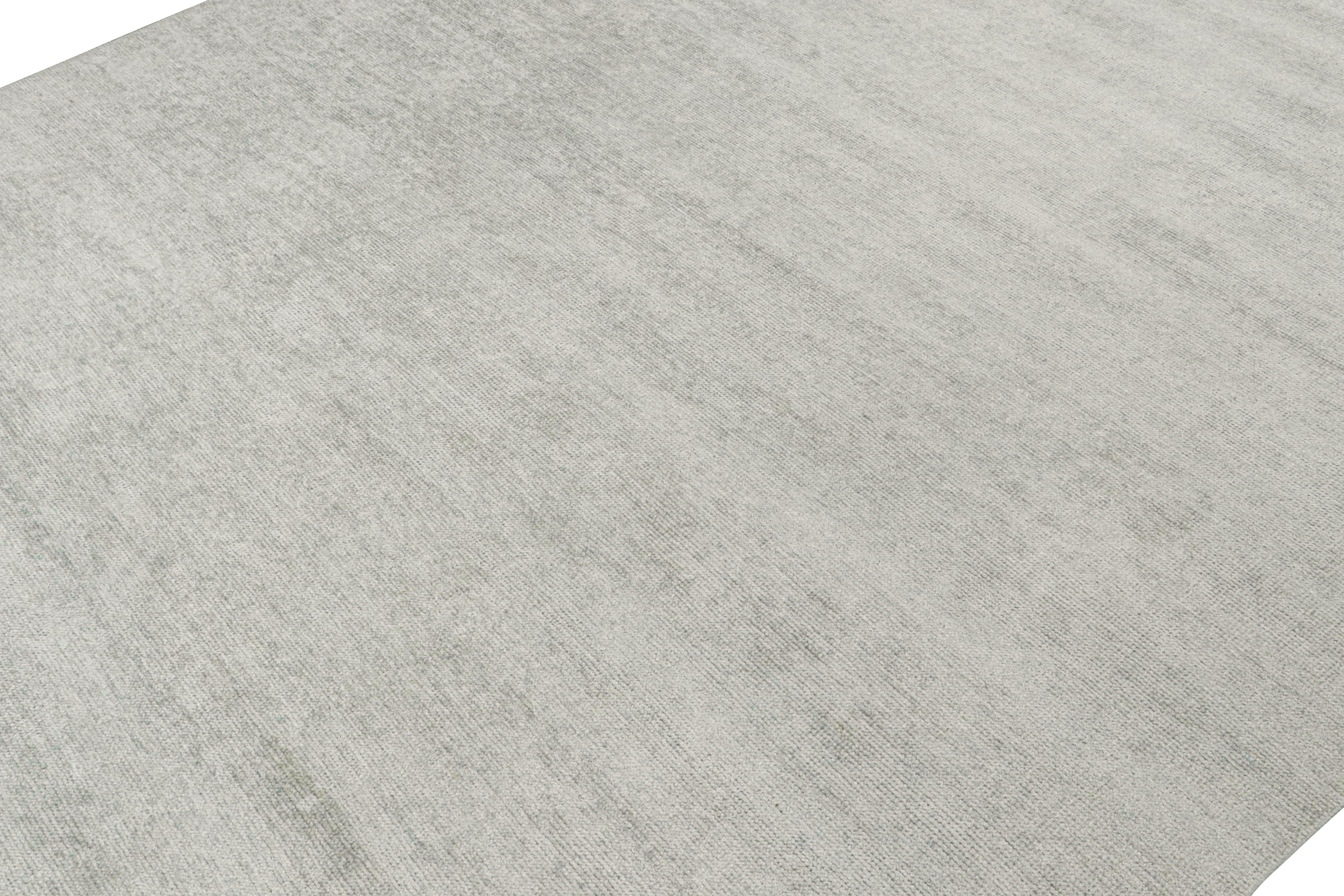 Moderner Teppich von Rug & Kilim in massivem silber-grauem Ton-in-Ton-Streifendesign (Seide) im Angebot