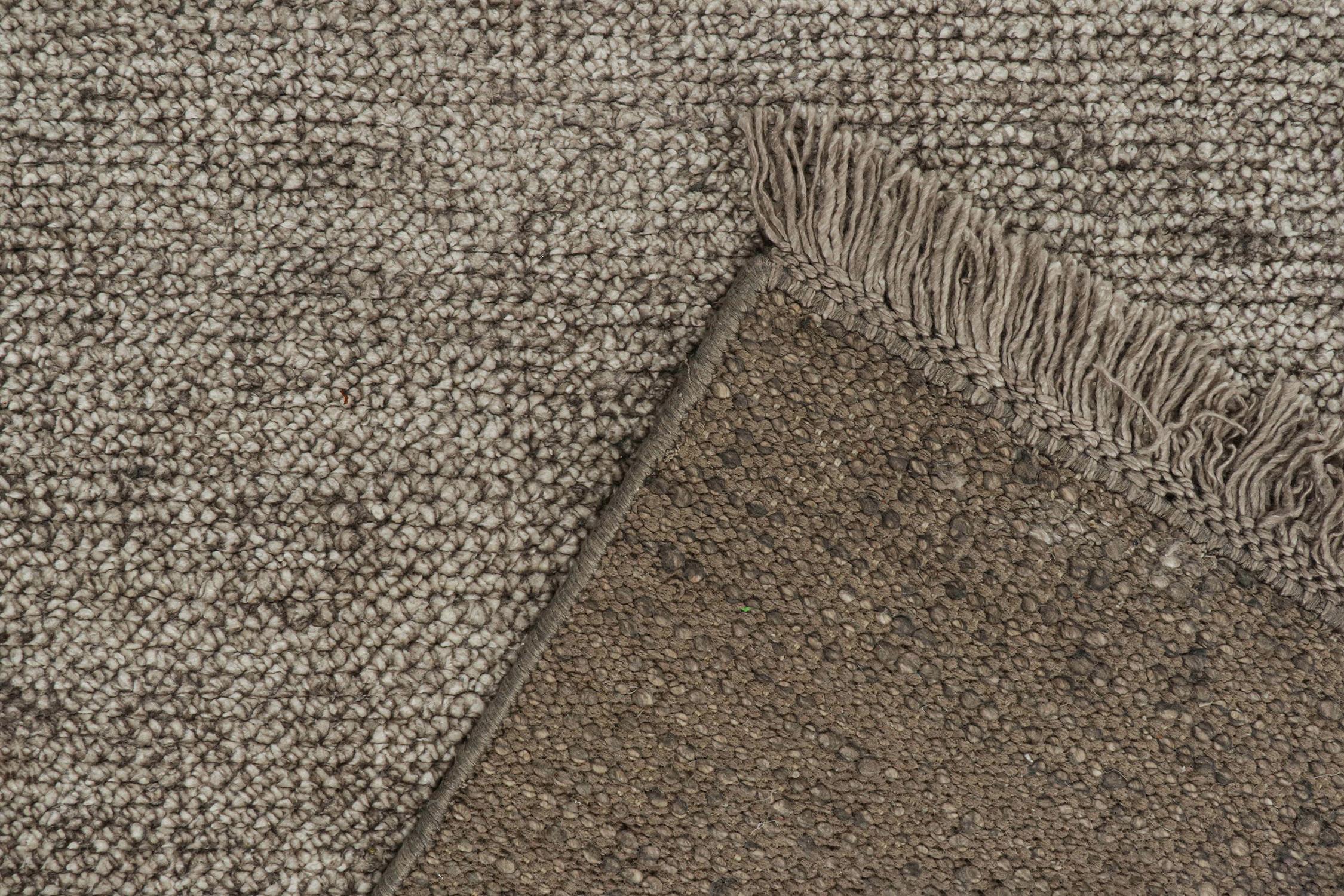 Moderner Teppich von Rug & Kilim in massivem silber-grauem Ton-in-Ton-Streifendesign (Seide) im Angebot