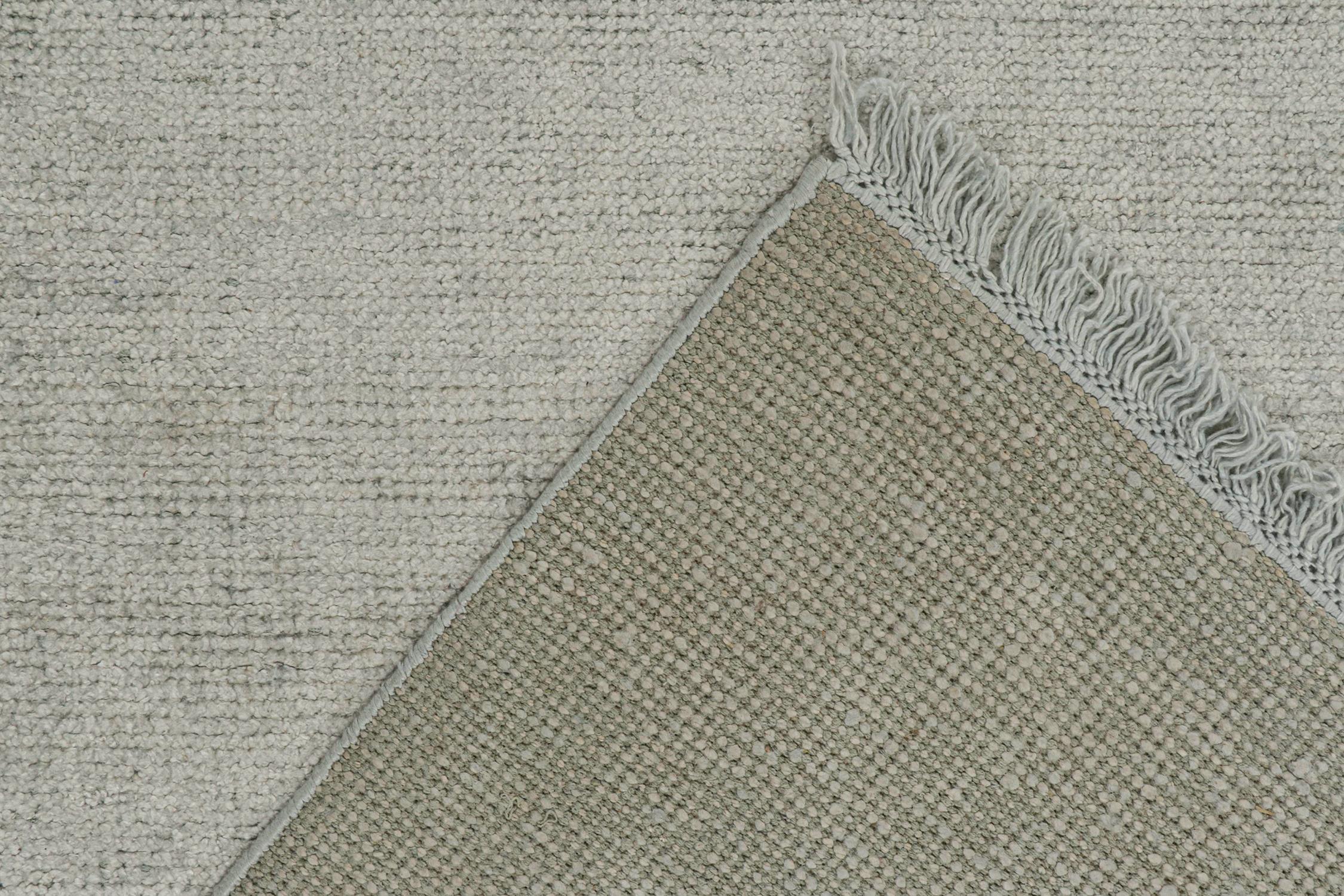 Moderner Teppich von Rug & Kilim in massivem silber-grauem Ton-in-Ton-Streifendesign im Angebot 1