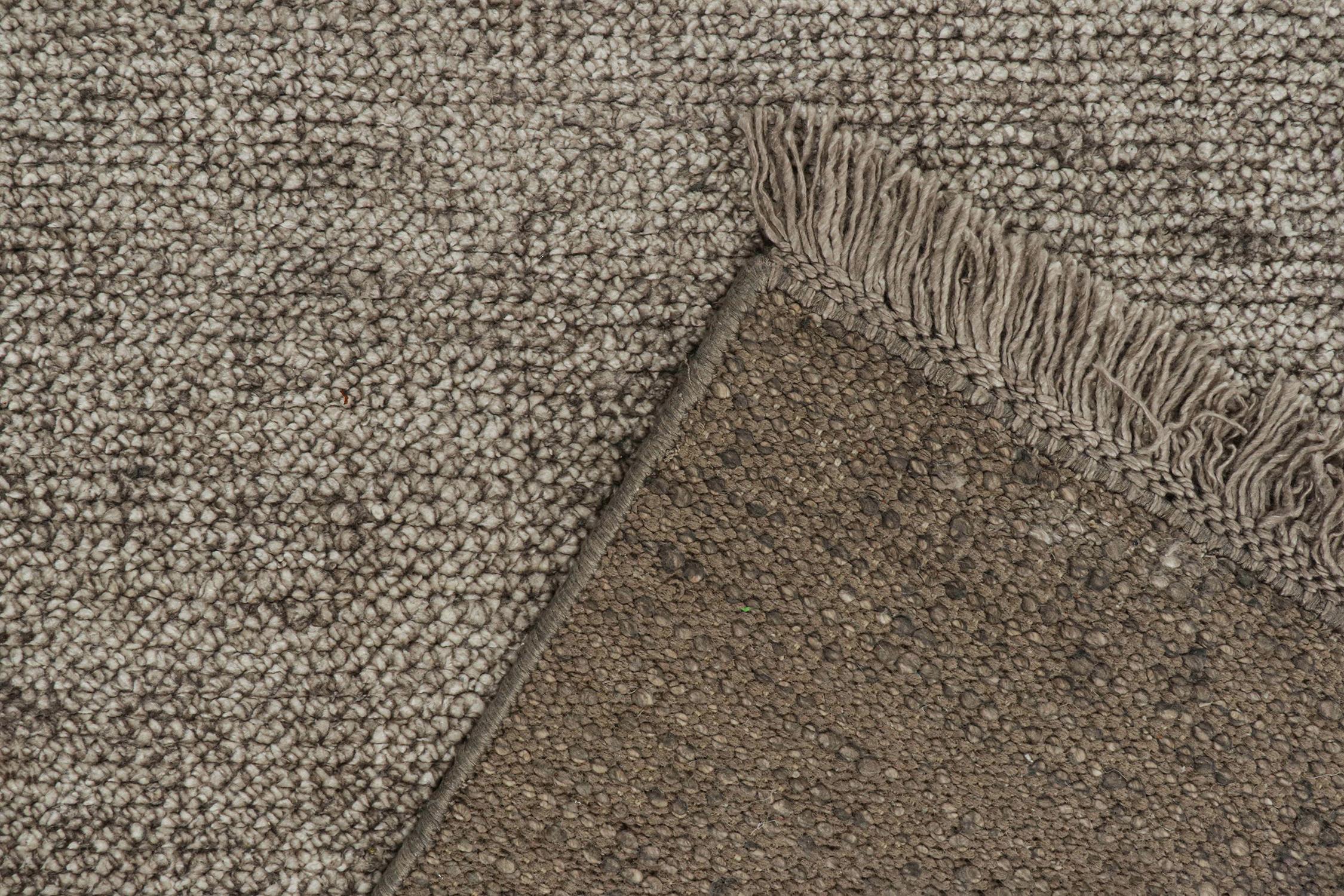 Alfombra moderna Rug & Kilim de rayas tono sobre tono en plata maciza y gris Siglo XXI y contemporáneo en venta