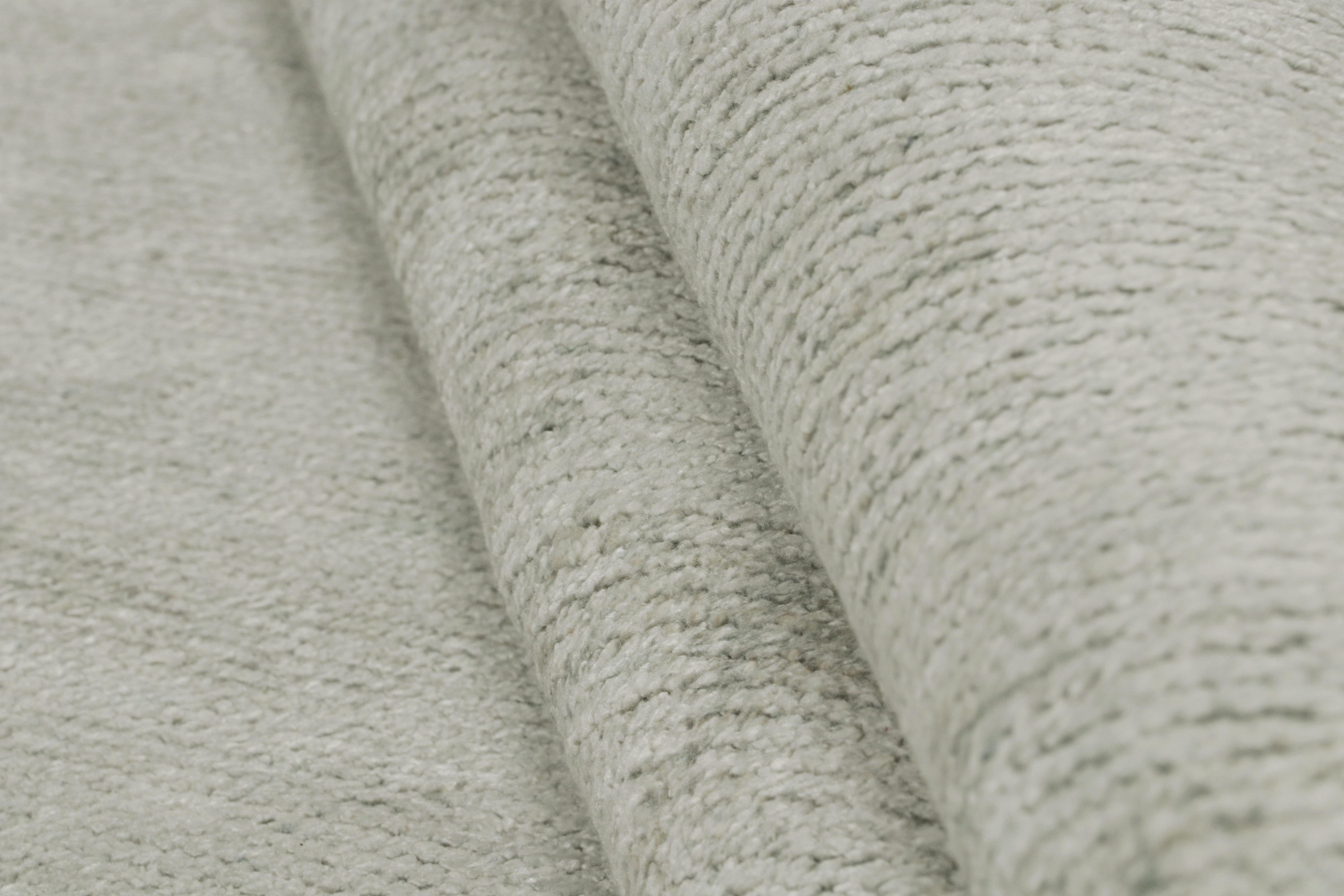 Moderner Teppich von Rug & Kilim in massivem silber-grauem Ton-in-Ton-Streifendesign im Angebot