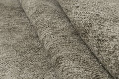 Rug & Kilim è un tappeto moderno con striature in tinta unita argento-grigio.