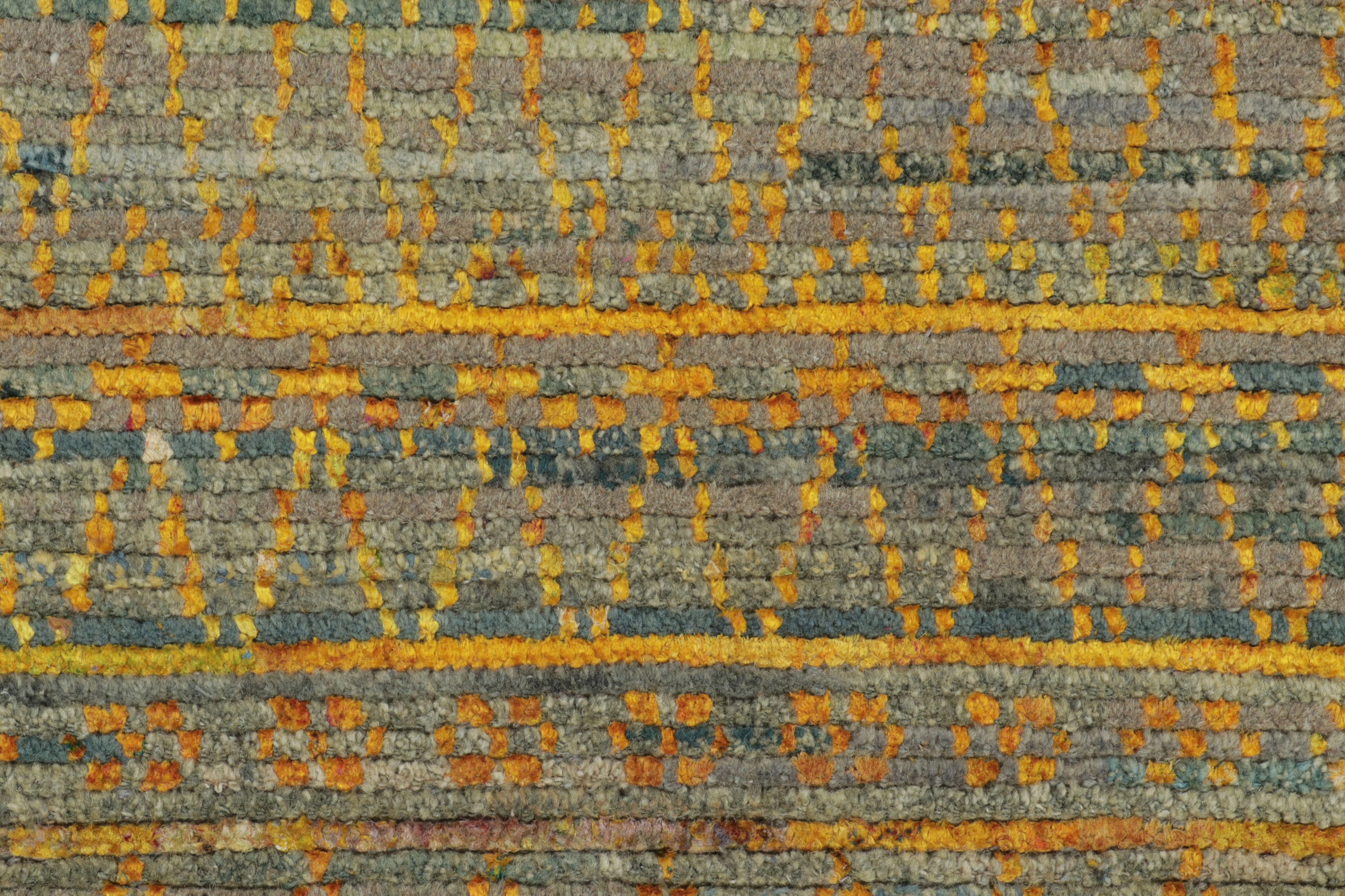 Moderner Teppich von Rug & Kilim in Stahlblau und oxidierten Goldstreifen (Indisch) im Angebot