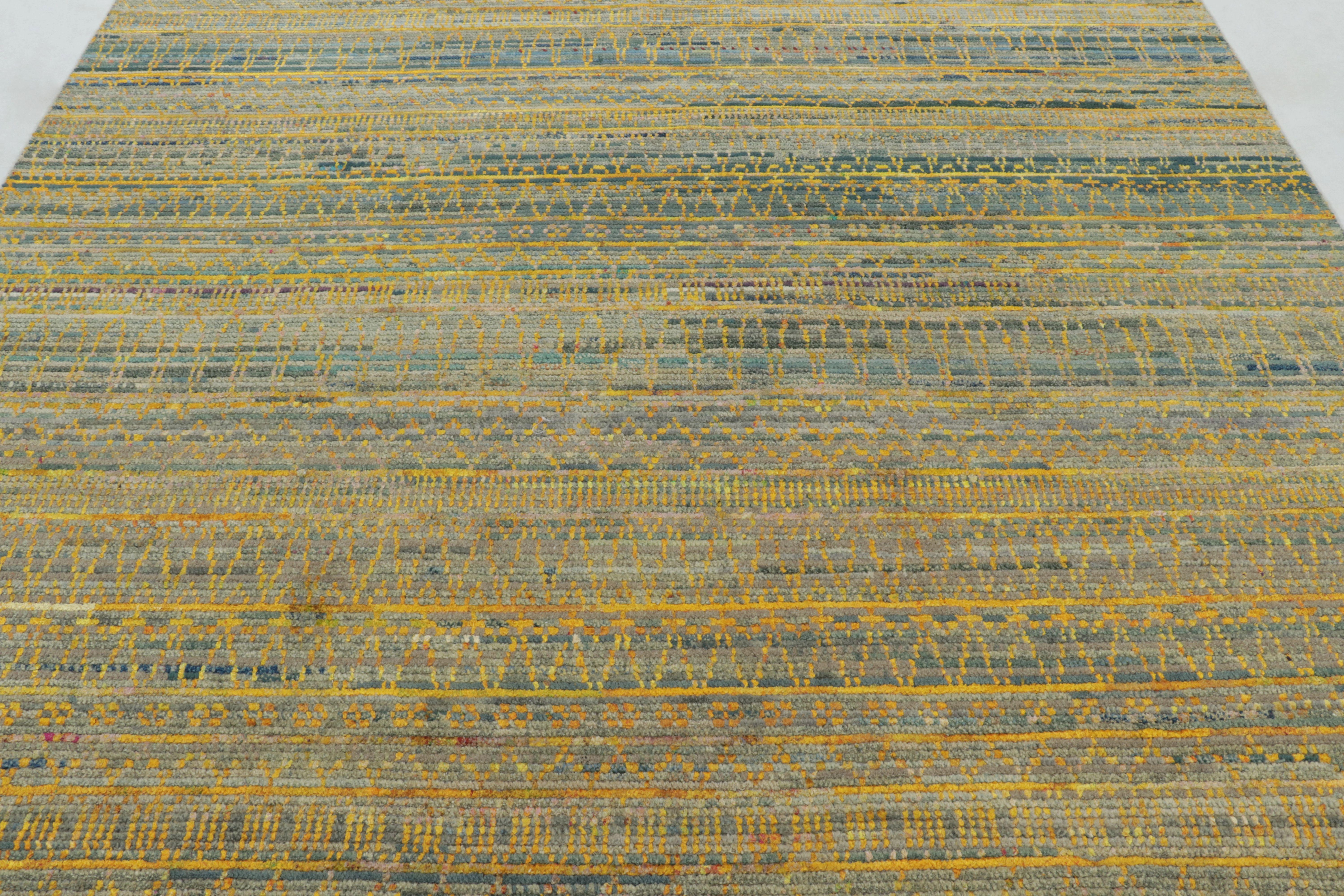 Moderner Teppich von Rug & Kilim in Stahlblau und oxidierten Goldstreifen (21. Jahrhundert und zeitgenössisch) im Angebot