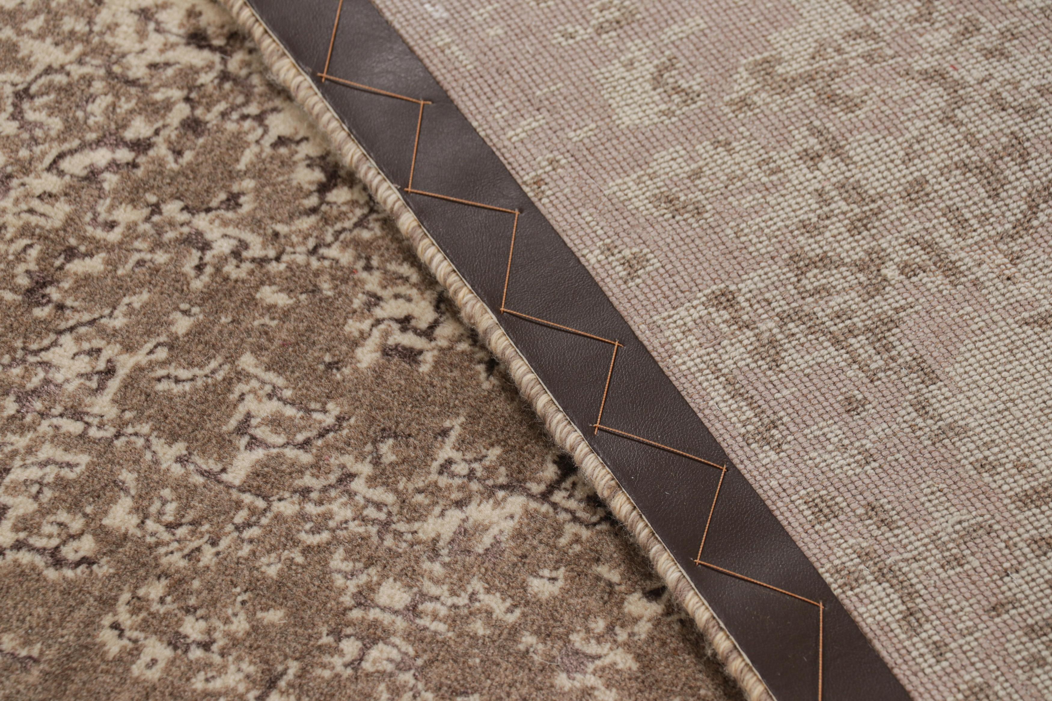 XXI secolo e contemporaneo Rug & Kilim è un tappeto moderno nei colori grigio e malva con motivi astratti e medaglioni. in vendita