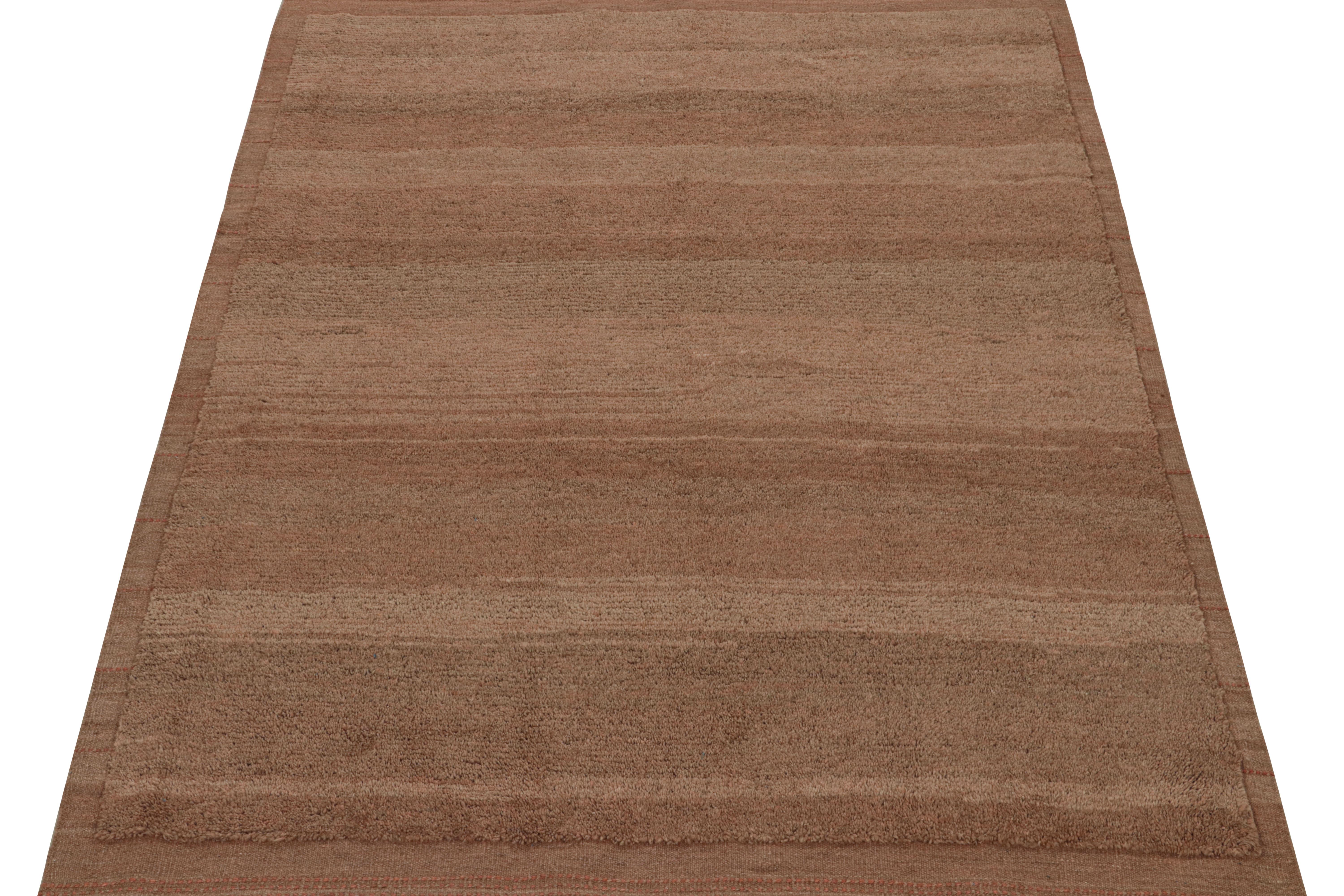 Der moderne Teppich von Rug & Kilim in Terrakotta-Tönen und Streifen mit braunen Akzenten (Moderne) im Angebot