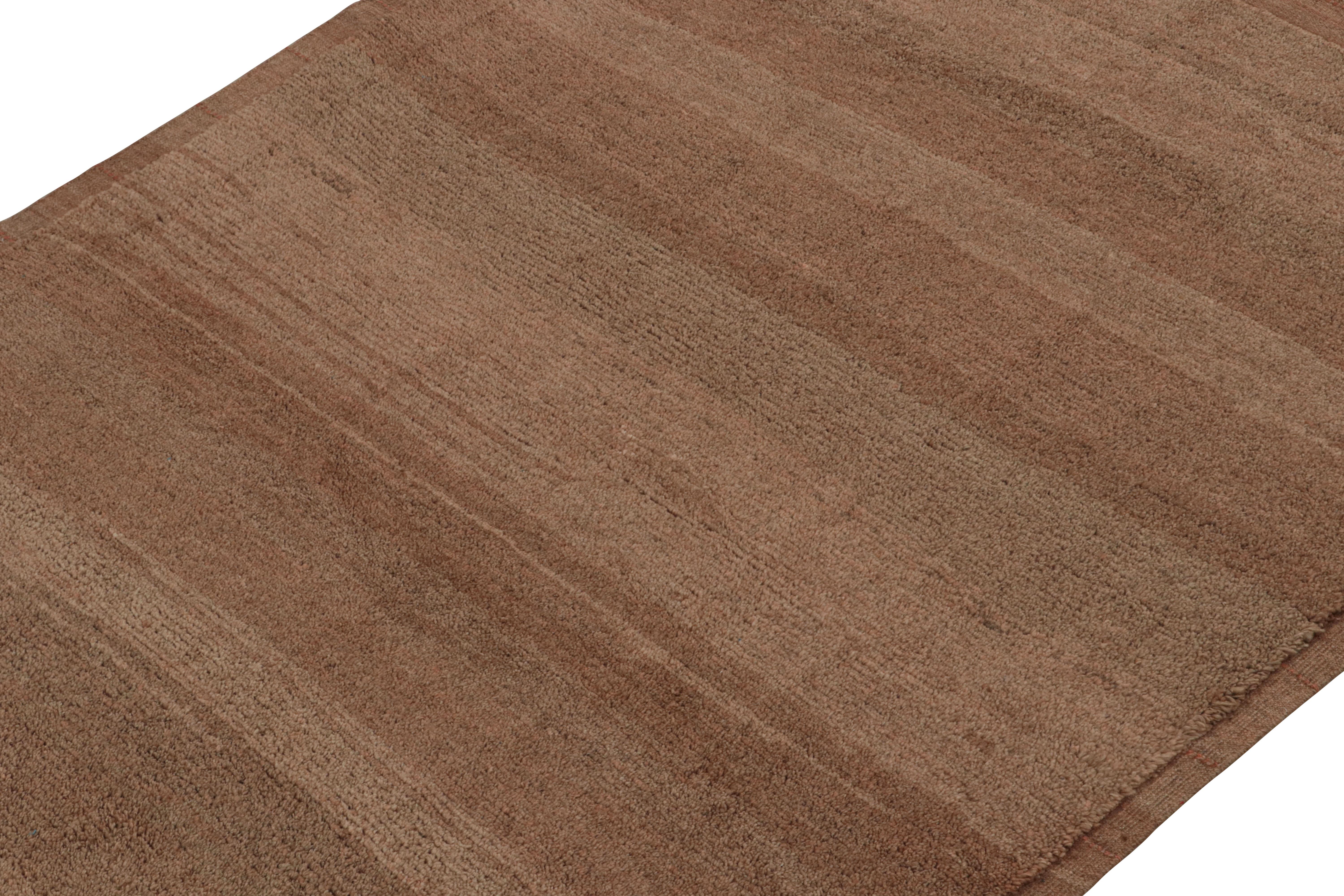 Afghano Rug & Kilim è un tappeto moderno in tonalità terracotta e striature con accenti marroni. in vendita