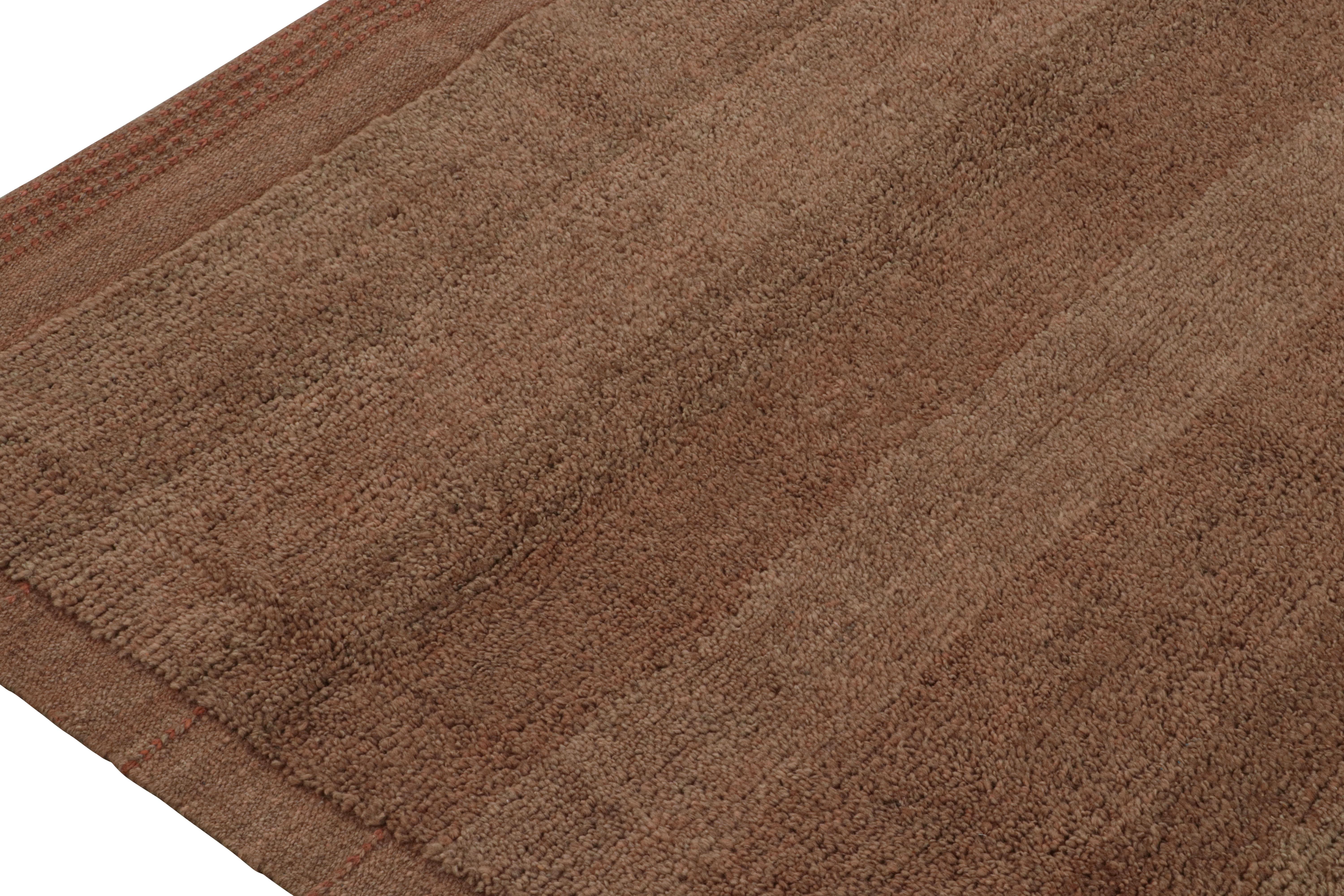 Tessuto a mano Rug & Kilim è un tappeto moderno in tonalità terracotta e striature con accenti marroni. in vendita