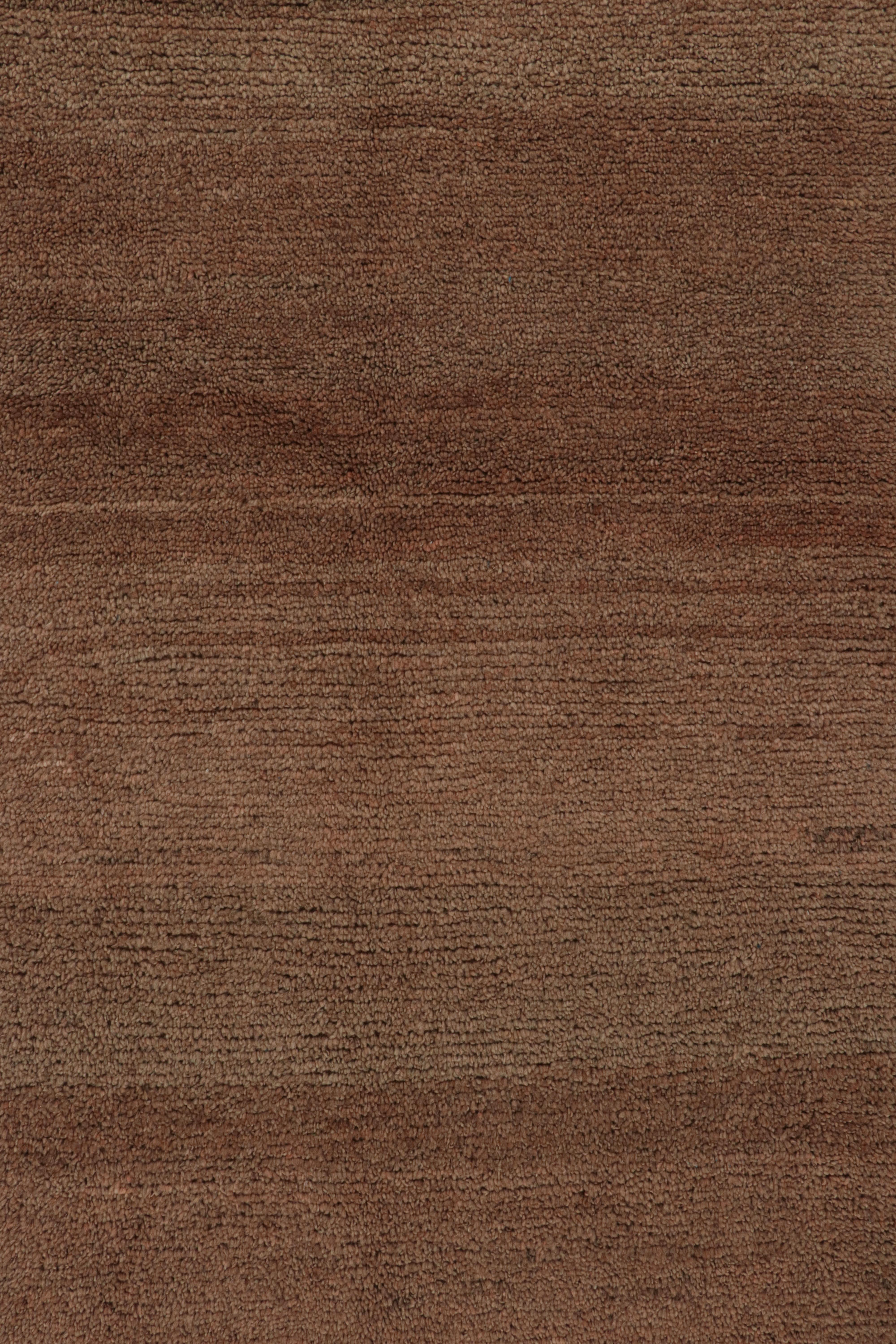 Rug & Kilim è un tappeto moderno in tonalità terracotta e striature con accenti marroni. In condizioni Nuovo in vendita a Long Island City, NY