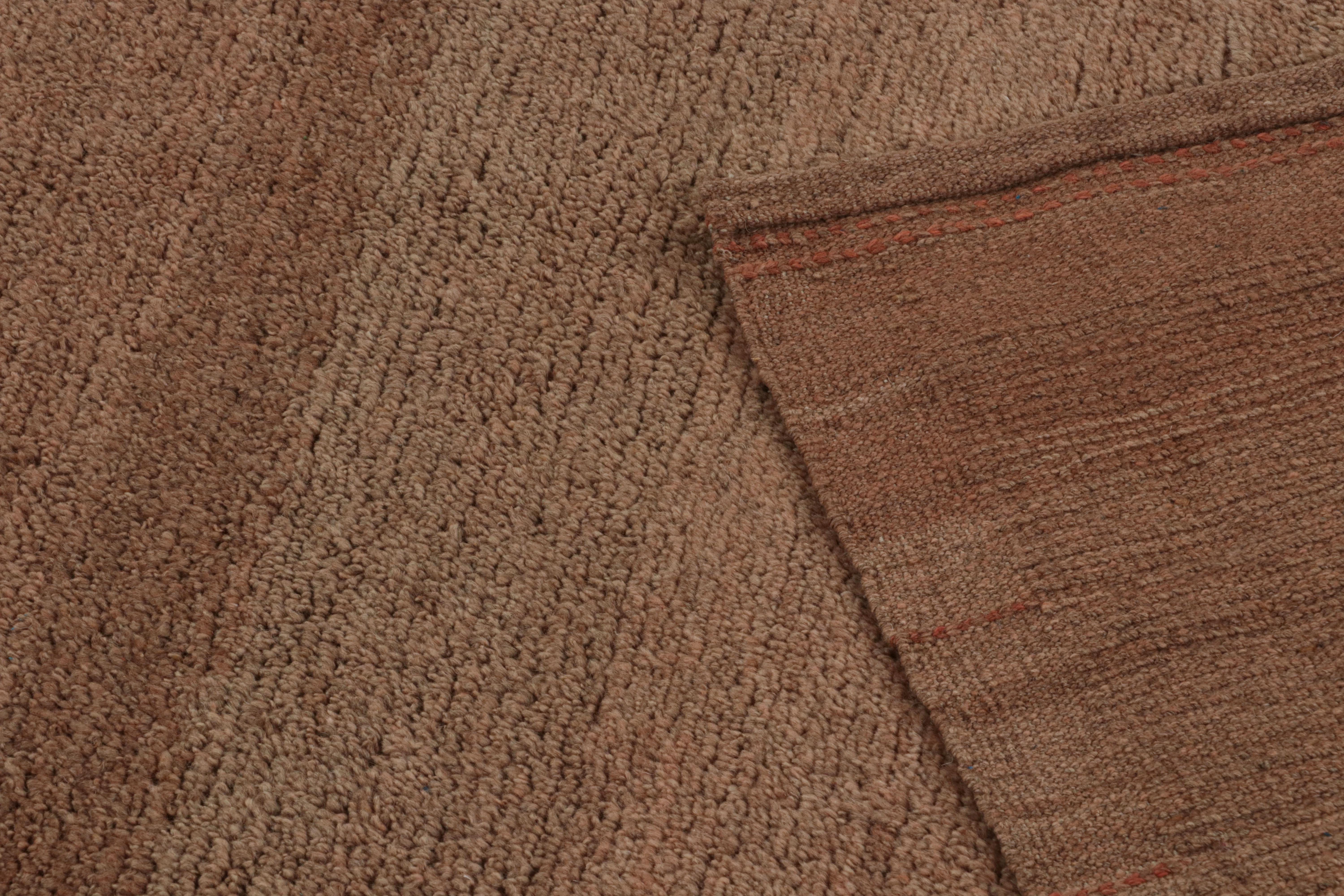 Der moderne Teppich von Rug & Kilim in Terrakotta-Tönen und Streifen mit braunen Akzenten (21. Jahrhundert und zeitgenössisch) im Angebot