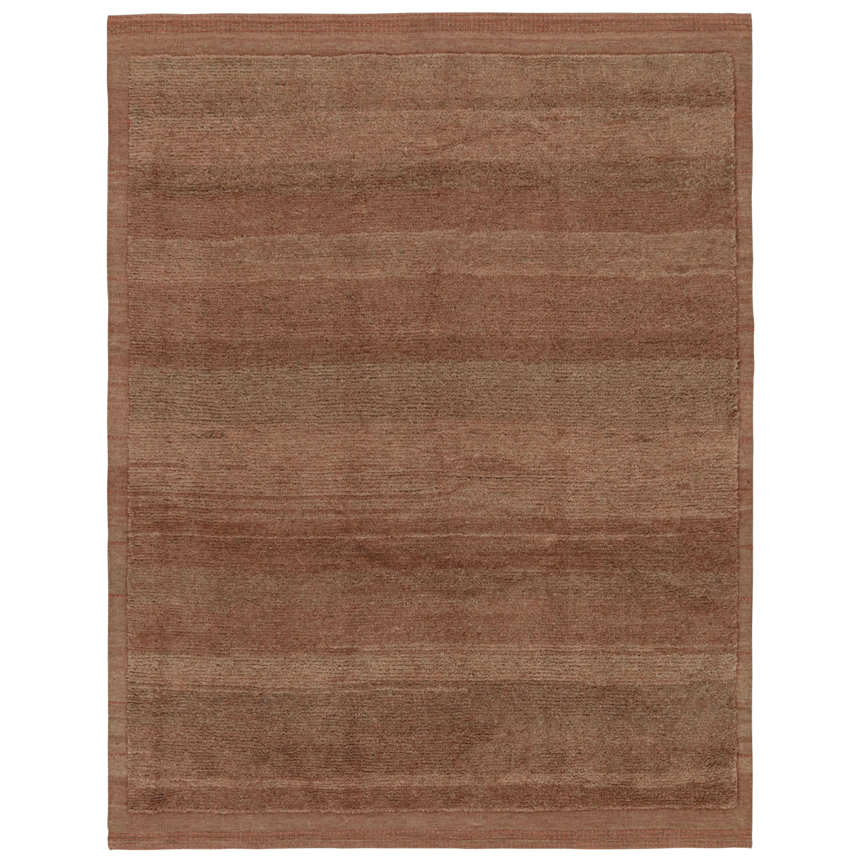 Der moderne Teppich von Rug & Kilim in Terrakotta-Tönen und Streifen mit braunen Akzenten