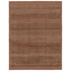 Der moderne Teppich von Rug & Kilim in Terrakotta-Tönen und Streifen mit braunen Akzenten