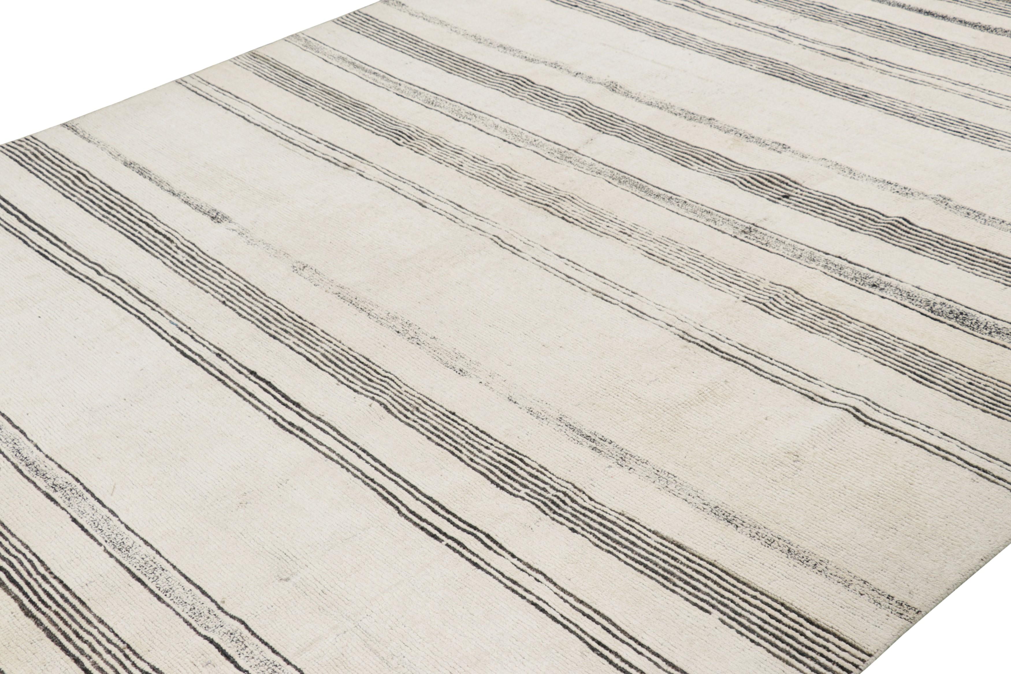 Fabricada con lana anudada a mano, esta alfombra contemporánea de 7x10 es una interesante incorporación a la colección de alfombras Modern de Rug & Kilim. Esta línea en particular presenta un sutil elemento alto-bajo de textura casi acanalada casado