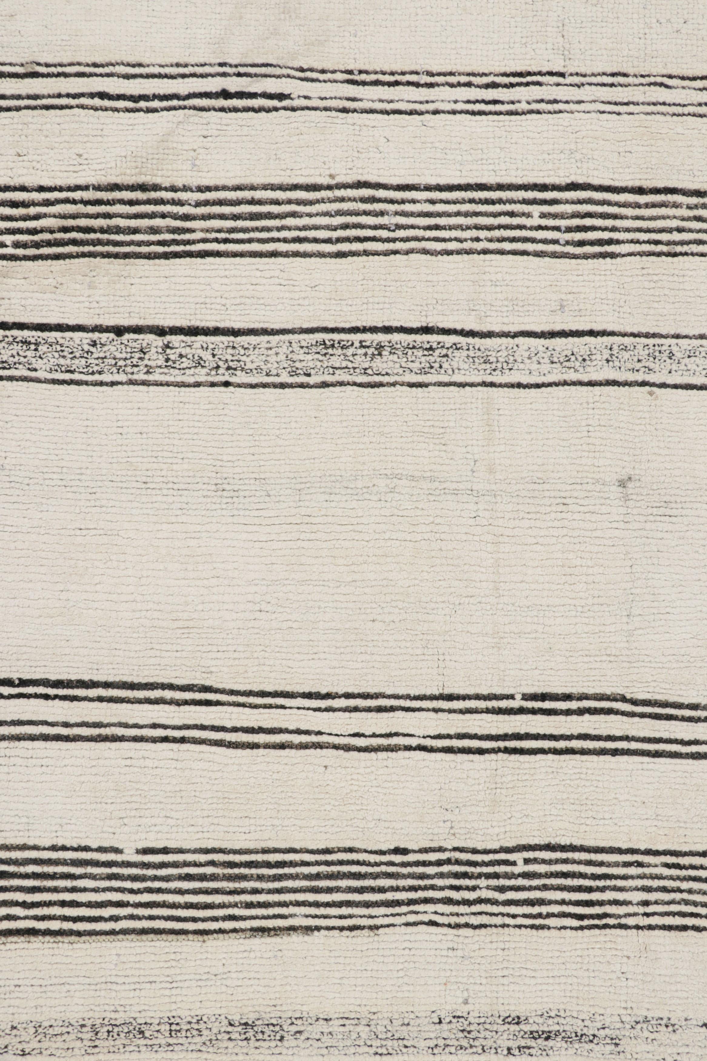 Alfombra moderna Rug & Kilim en blanco con rayas y detalles de textura en negro Moderno en venta