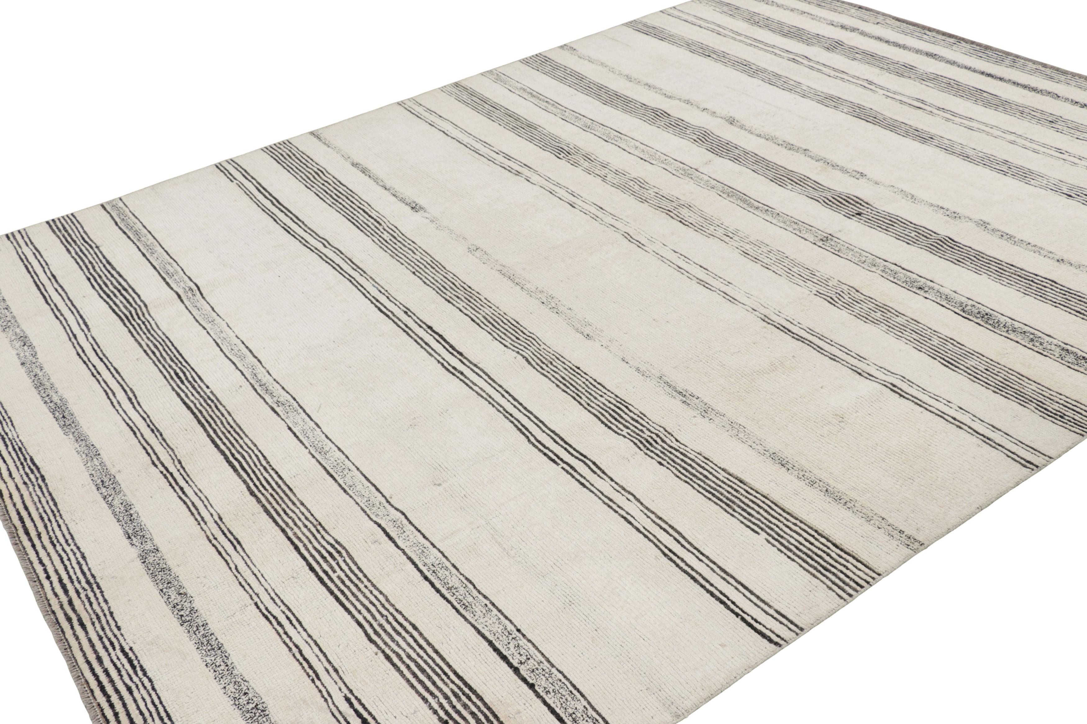 Alfombra moderna Rug & Kilim en blanco con rayas y detalles de textura en negro Afgano en venta