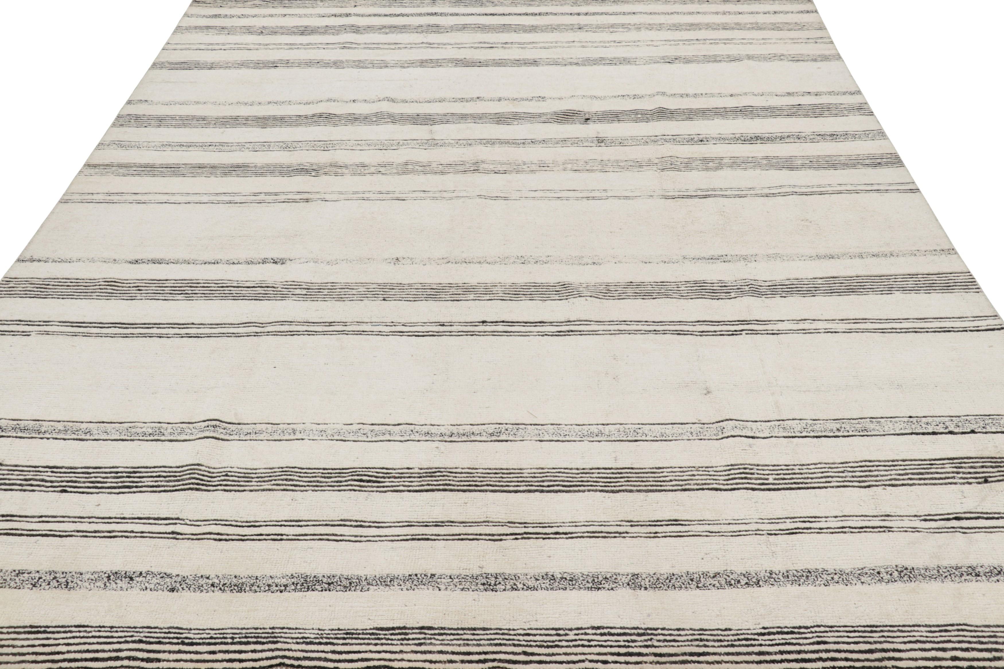 Annodato a mano Rug & Kilim è un tappeto moderno in bianco con strisce e accenti testuali neri in vendita