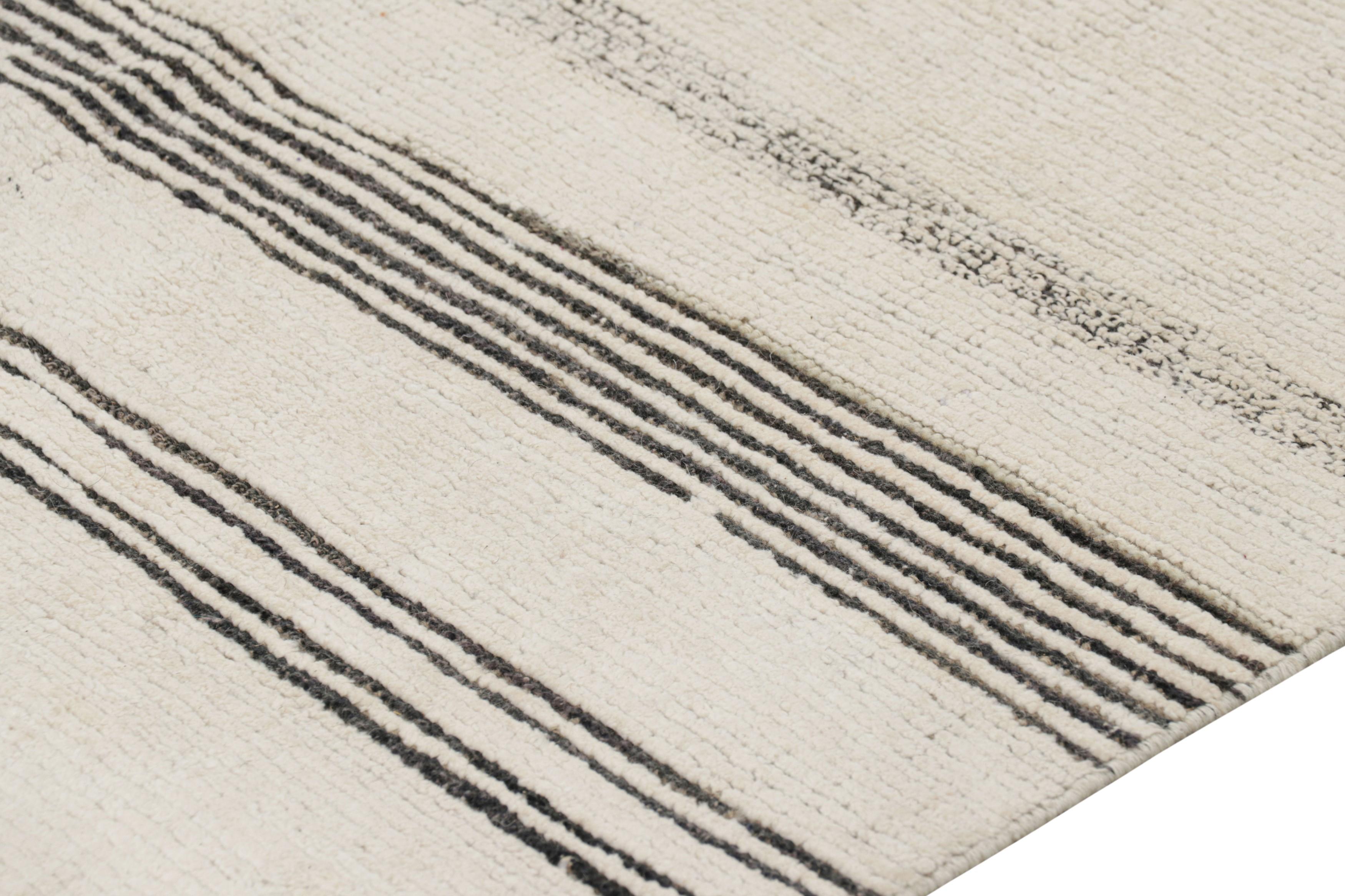 Rug & Kilim è un tappeto moderno in bianco con strisce e accenti testuali neri In condizioni Nuovo in vendita a Long Island City, NY