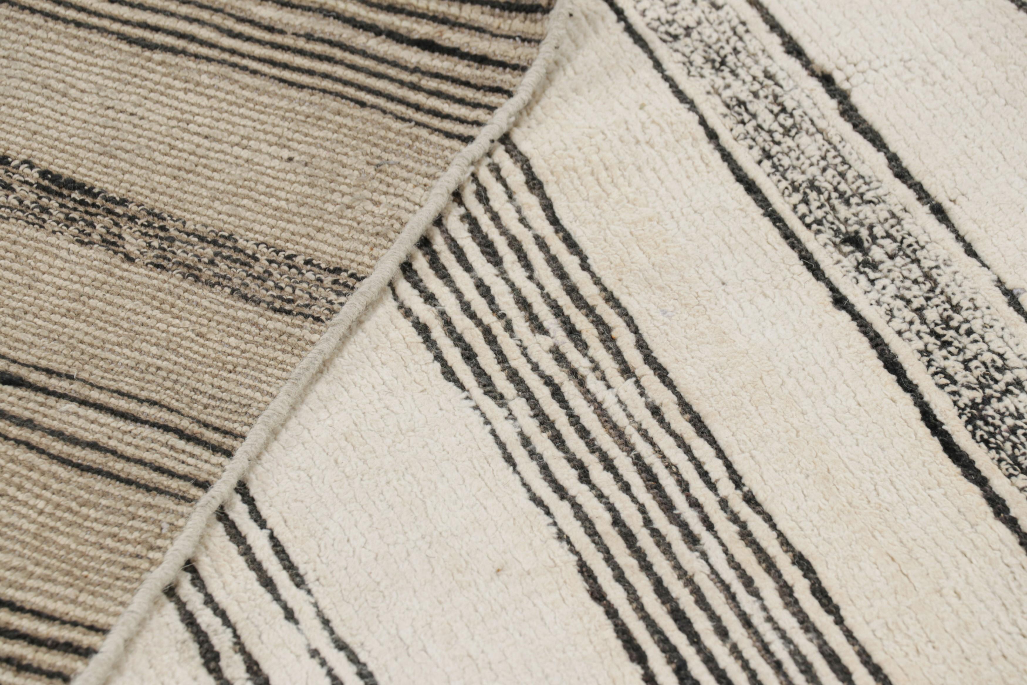 Alfombra moderna Rug & Kilim en blanco con rayas y detalles de textura en negro Siglo XXI y contemporáneo en venta