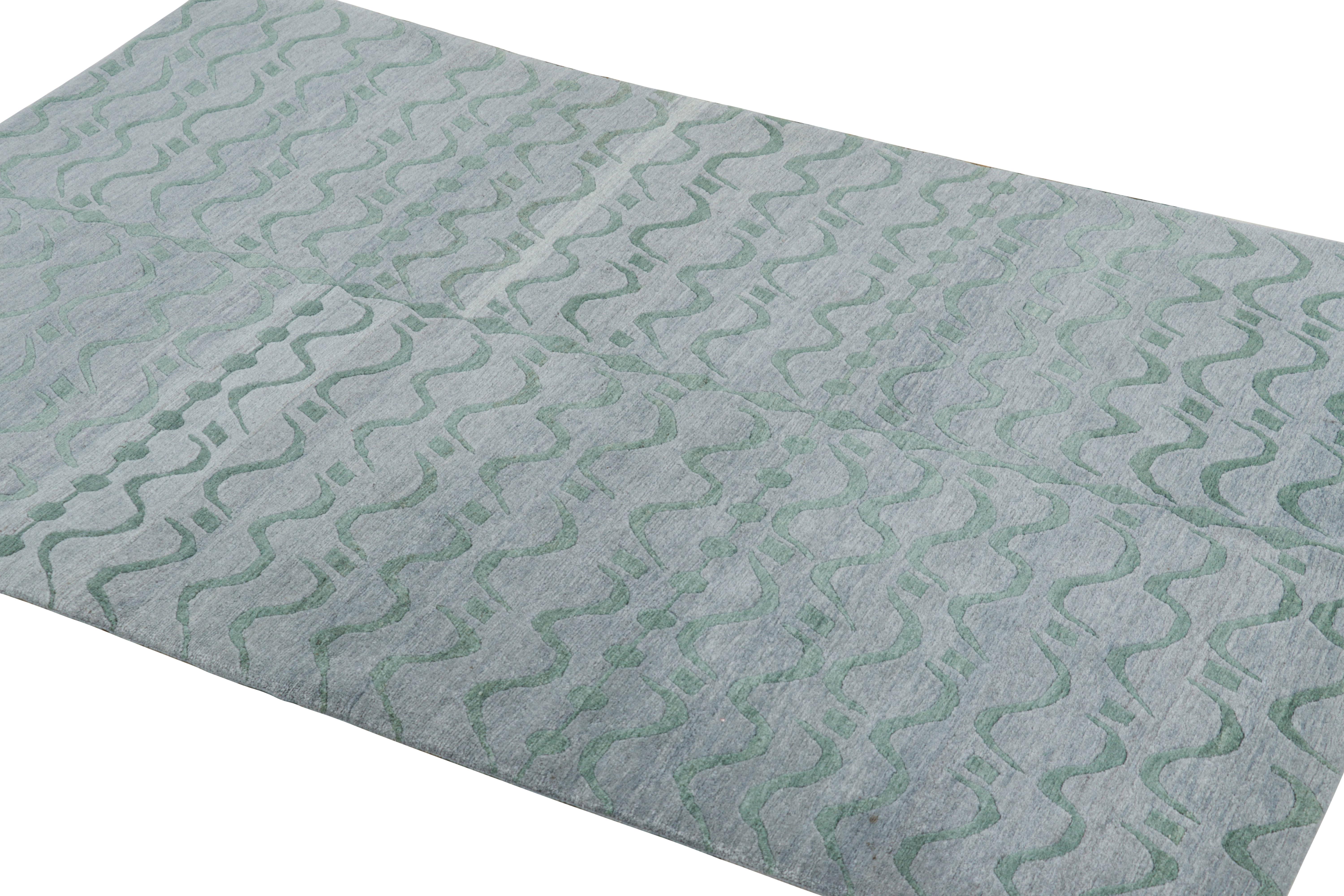 Noué à la main Rug & Kilim's Modern Rug, Silver-Gray with Green Geometric Patterns Youngste en vente