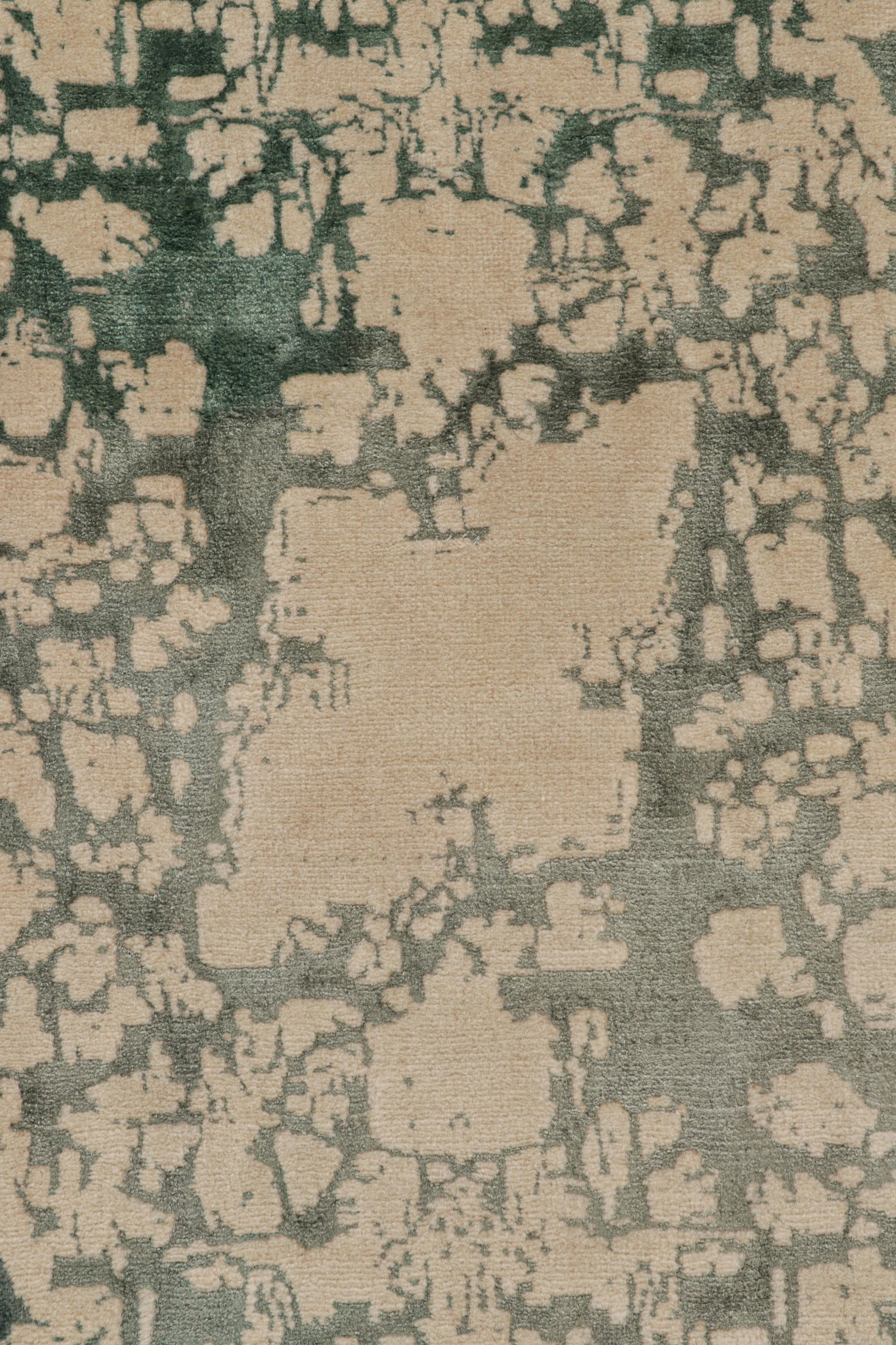 Moderne Rug & Kilim's Modernity Rug with Beige and Teal Abstract Patterns and Medallion (tapis moderne avec motifs abstraits beige et sarcelle et médaillon) en vente