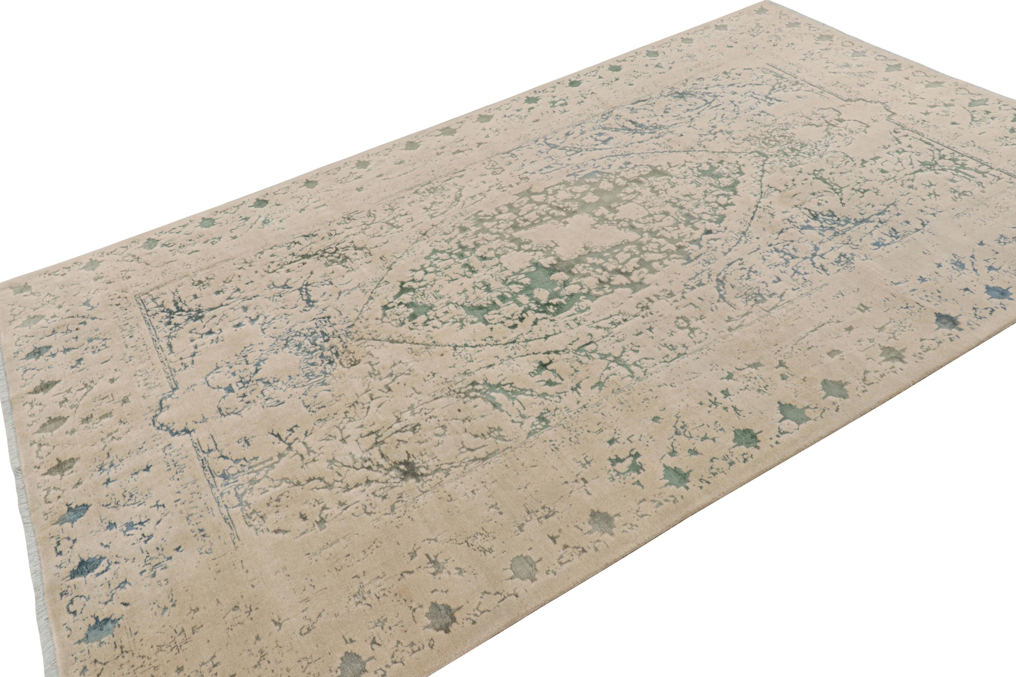 Turc Rug & Kilim's Modernity Rug with Beige and Teal Abstract Patterns and Medallion (tapis moderne avec motifs abstraits beige et sarcelle et médaillon) en vente