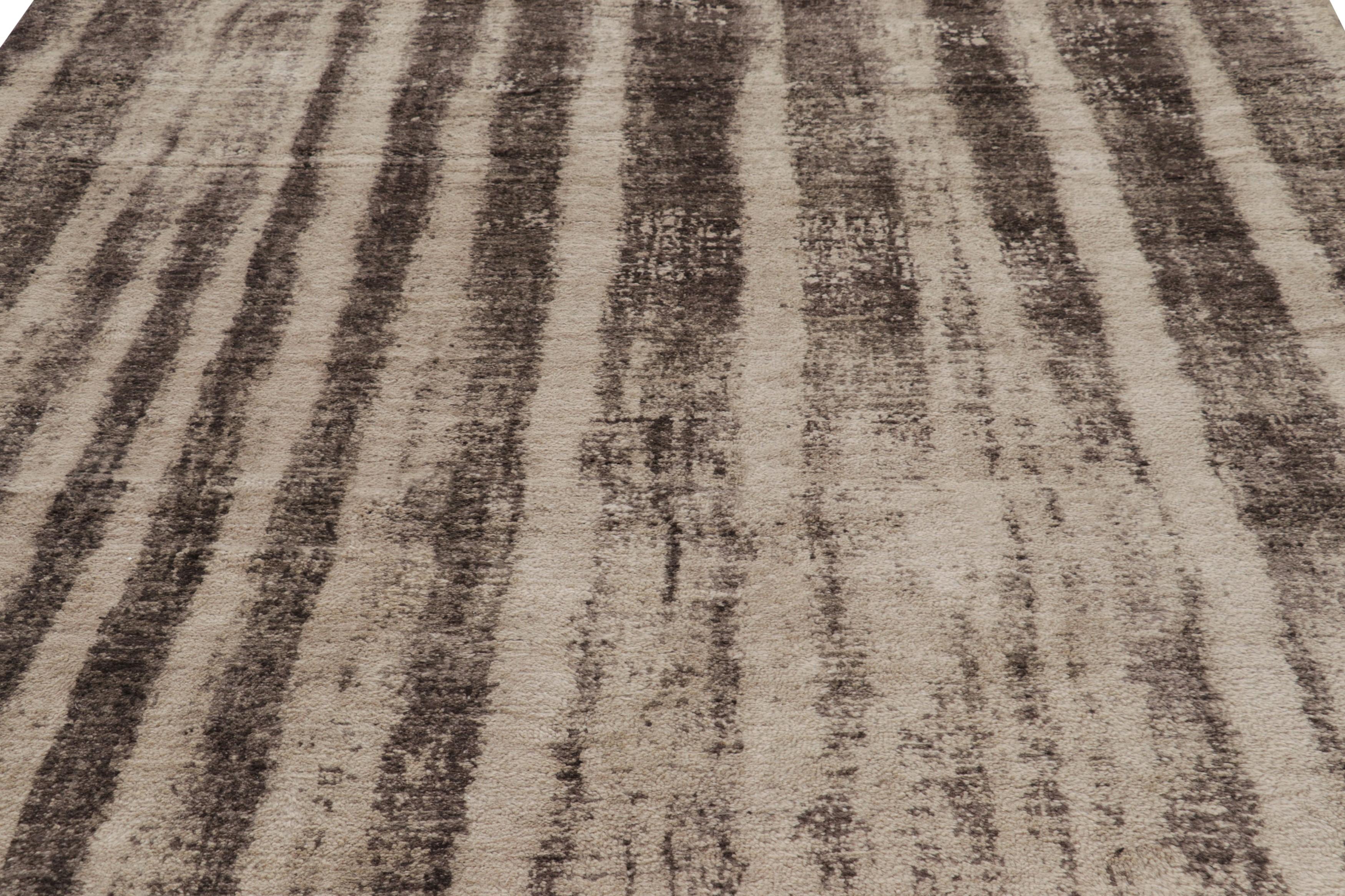 Fabriqué en laine nouée à la main, ce tapis abstrait 8x11 est un nouvel ajout à la collection de tapis modernes de Rug & Kilim.

Sur le Design : 

Cette pièce présente un velours épais et luxuriant, souligné par des teintes de beige, de taupe et de