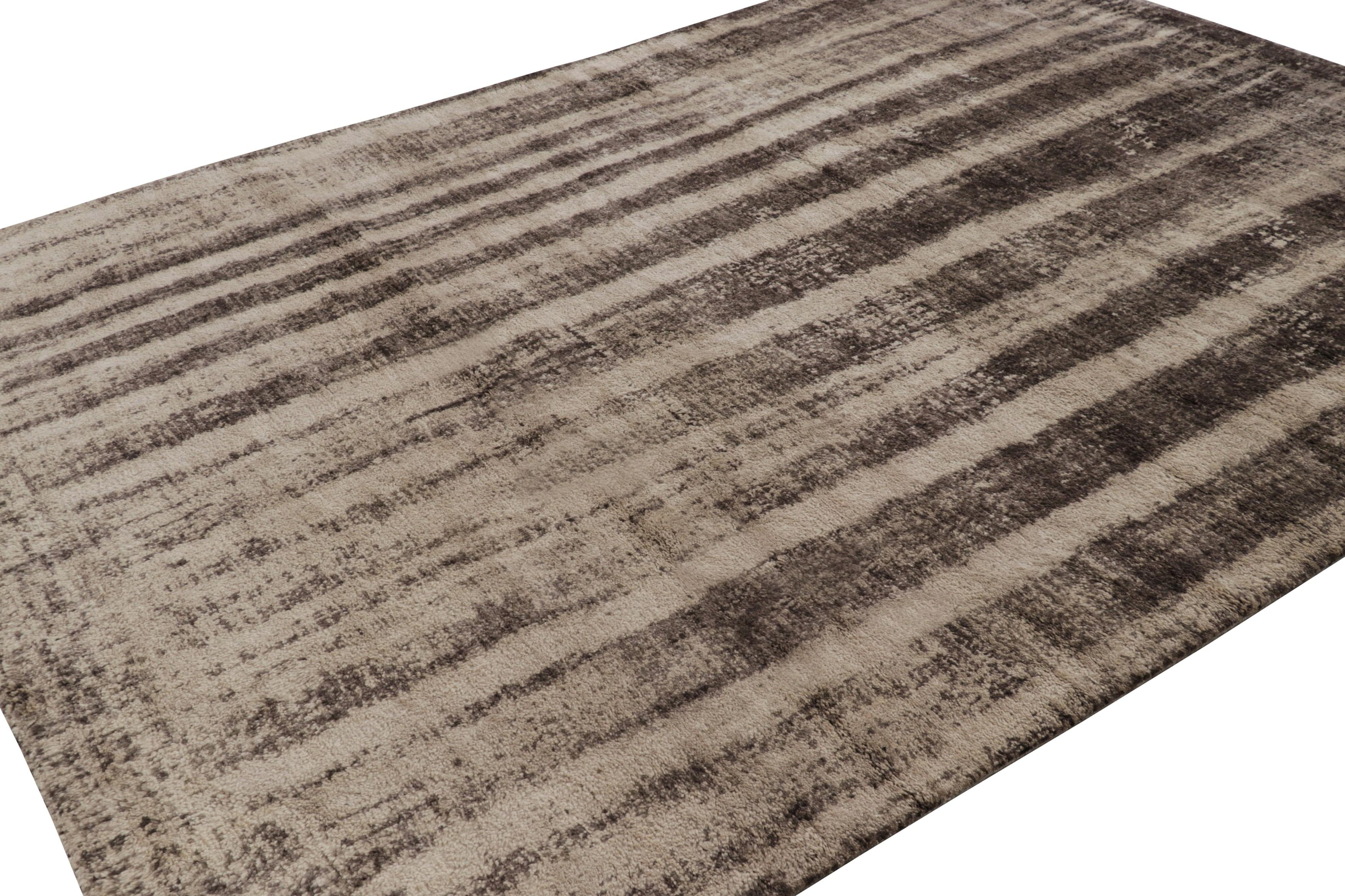 Indien Rug & Kilim's Modernity Rug with Beige-Brown Abstract Patterns (tapis moderne aux motifs abstraits beige et marron) en vente