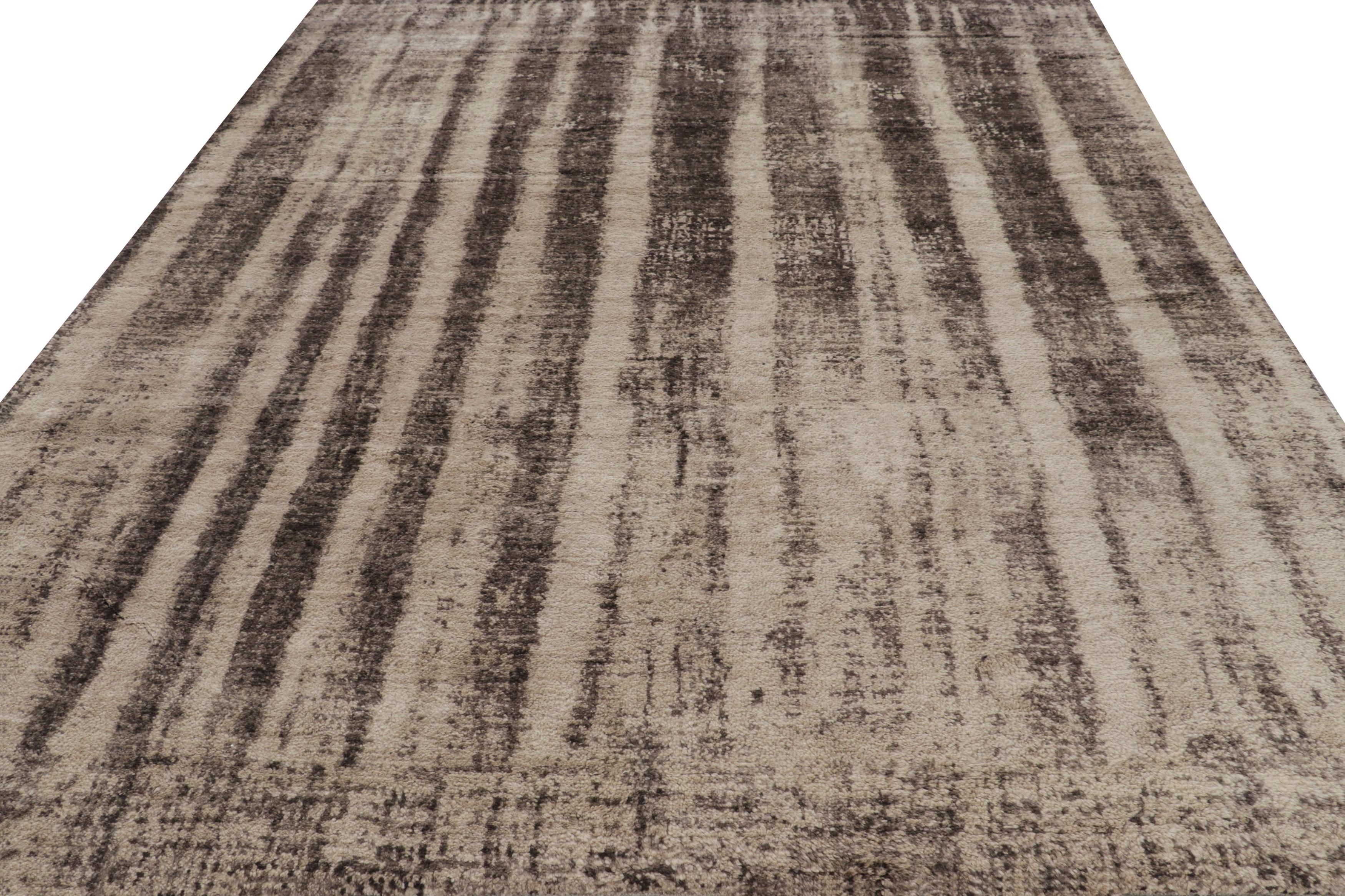 Noué à la main Rug & Kilim's Modernity Rug with Beige-Brown Abstract Patterns (tapis moderne aux motifs abstraits beige et marron) en vente