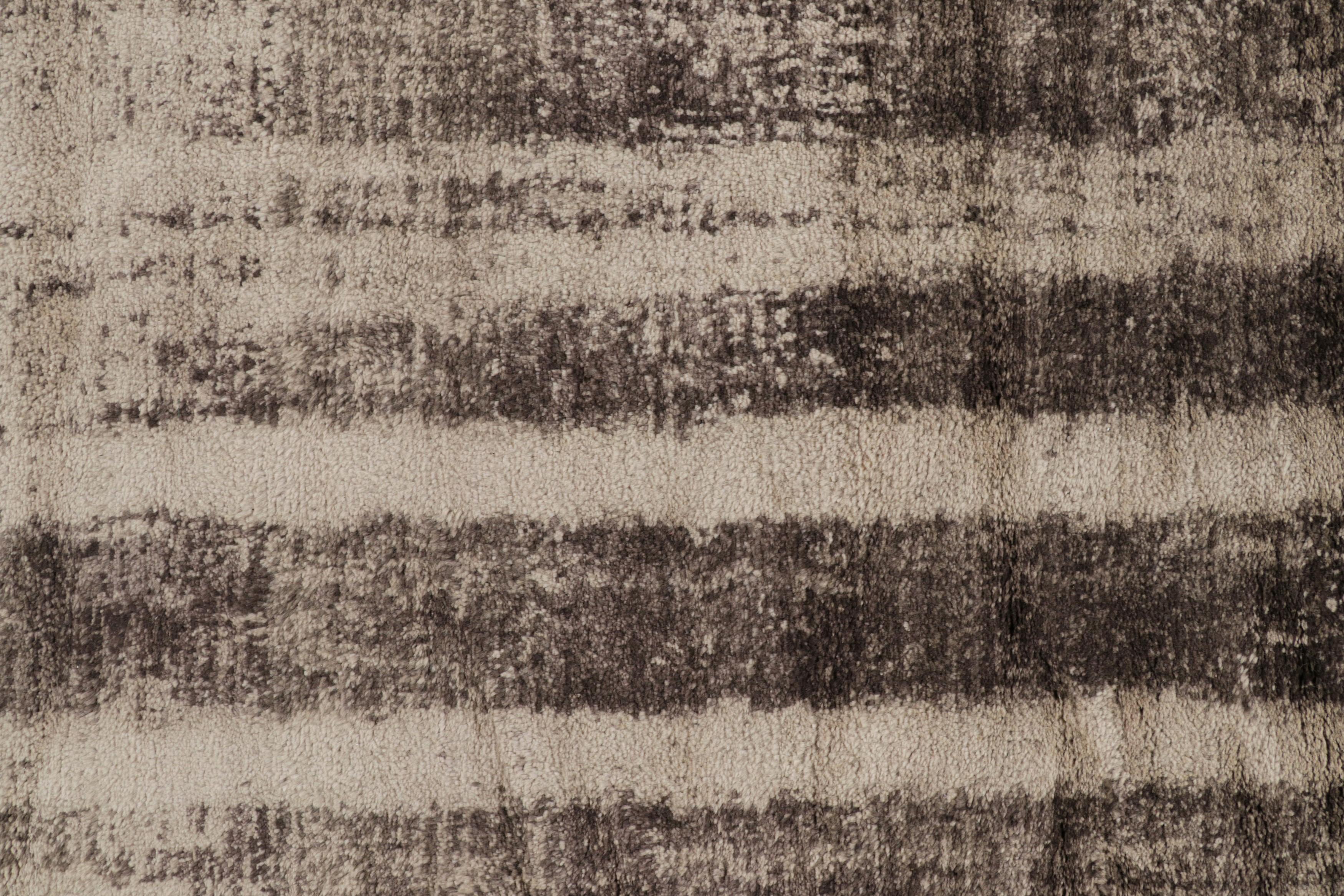 Rug & Kilim's Modernity Rug with Beige-Brown Abstract Patterns (tapis moderne aux motifs abstraits beige et marron) Neuf - En vente à Long Island City, NY