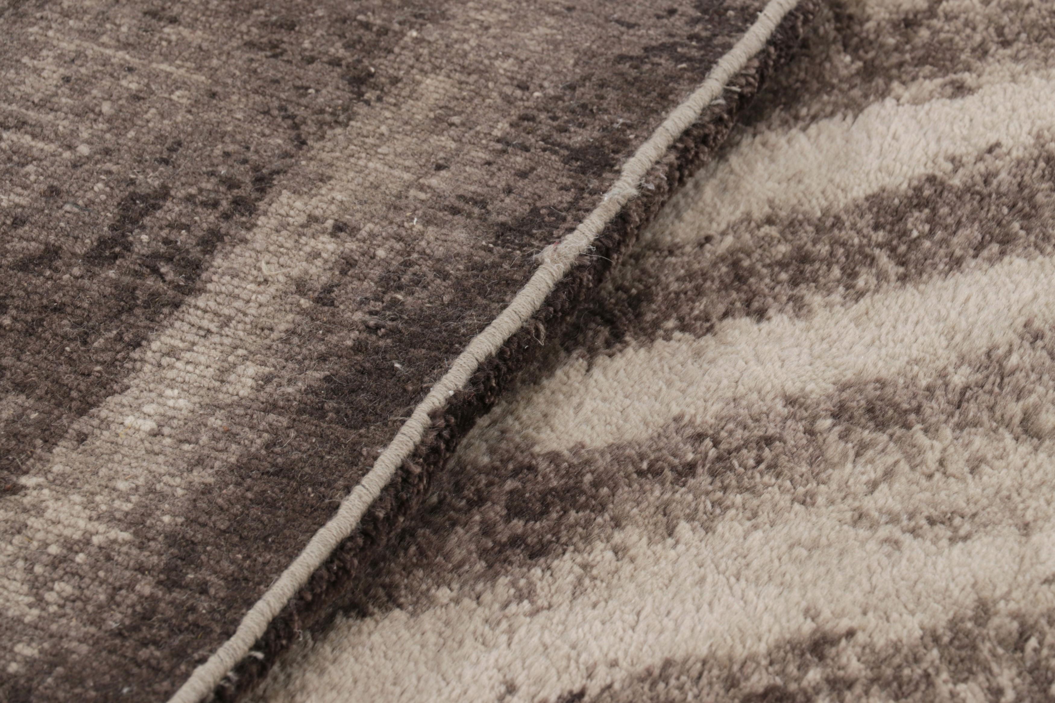 Laine Rug & Kilim's Modernity Rug with Beige-Brown Abstract Patterns (tapis moderne aux motifs abstraits beige et marron) en vente