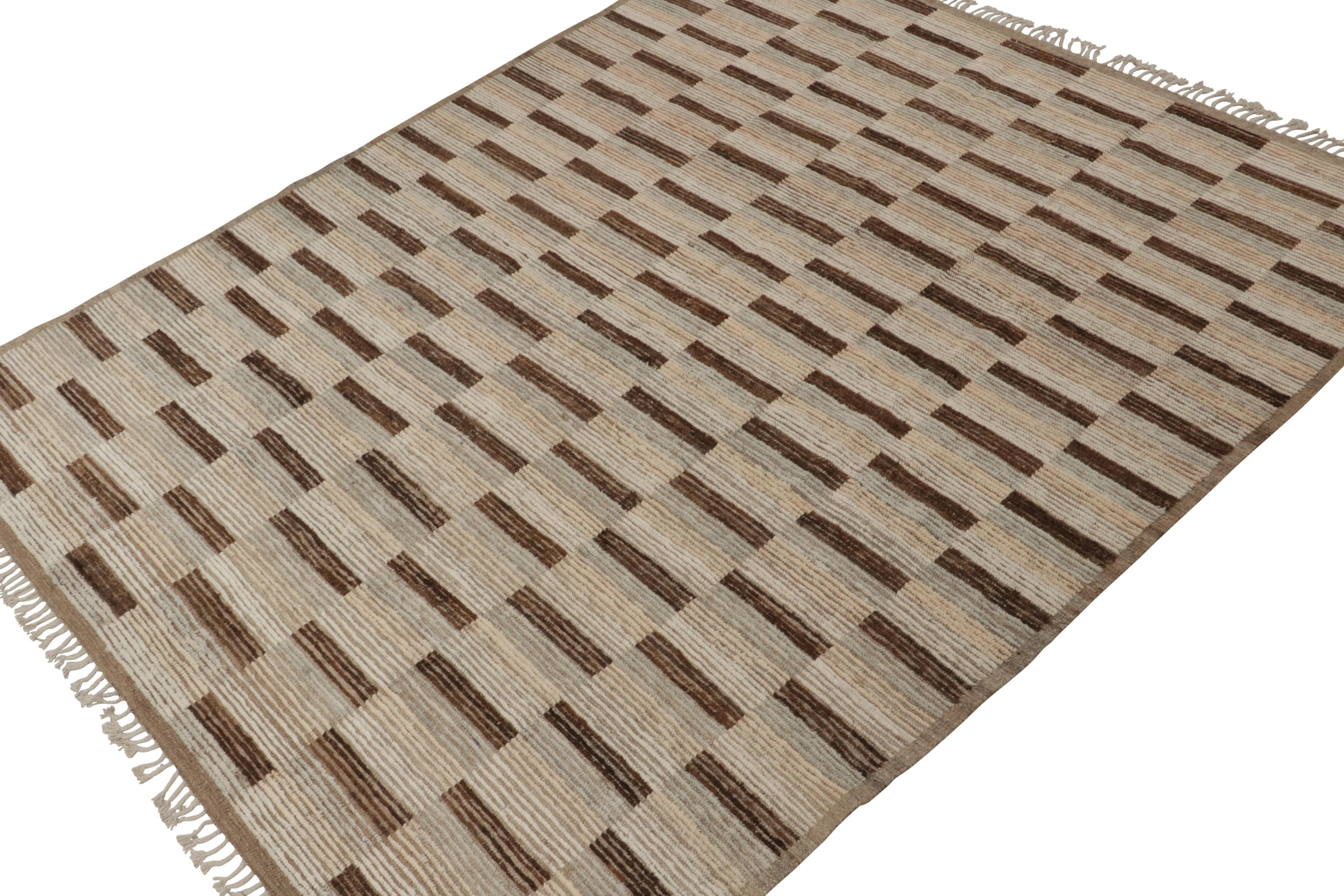 Fabriqué en laine nouée à la main, ce tapis contemporain 8x10 est le dernier né de la Collectional de Rug & Kilim. 

Sur le Design : 

Cette pièce présente des rayures géométriques dans des tons beige-brun. Les yeux attentifs noteront la texture
