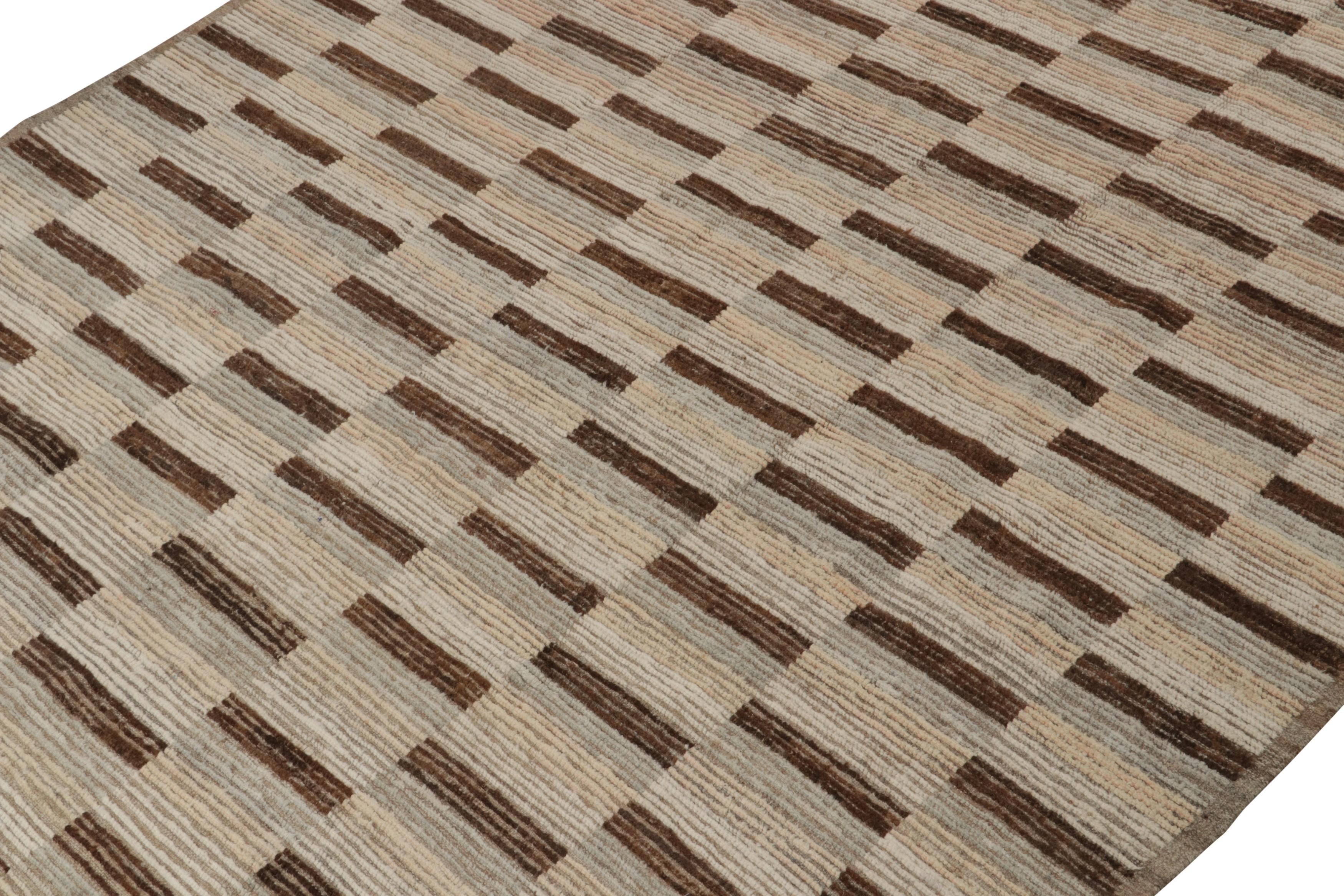 Pakistanais Rug & Kilim's Modern Rug with Beige-brown Geometric Patterns (tapis moderne à motifs géométriques beige-brun) en vente